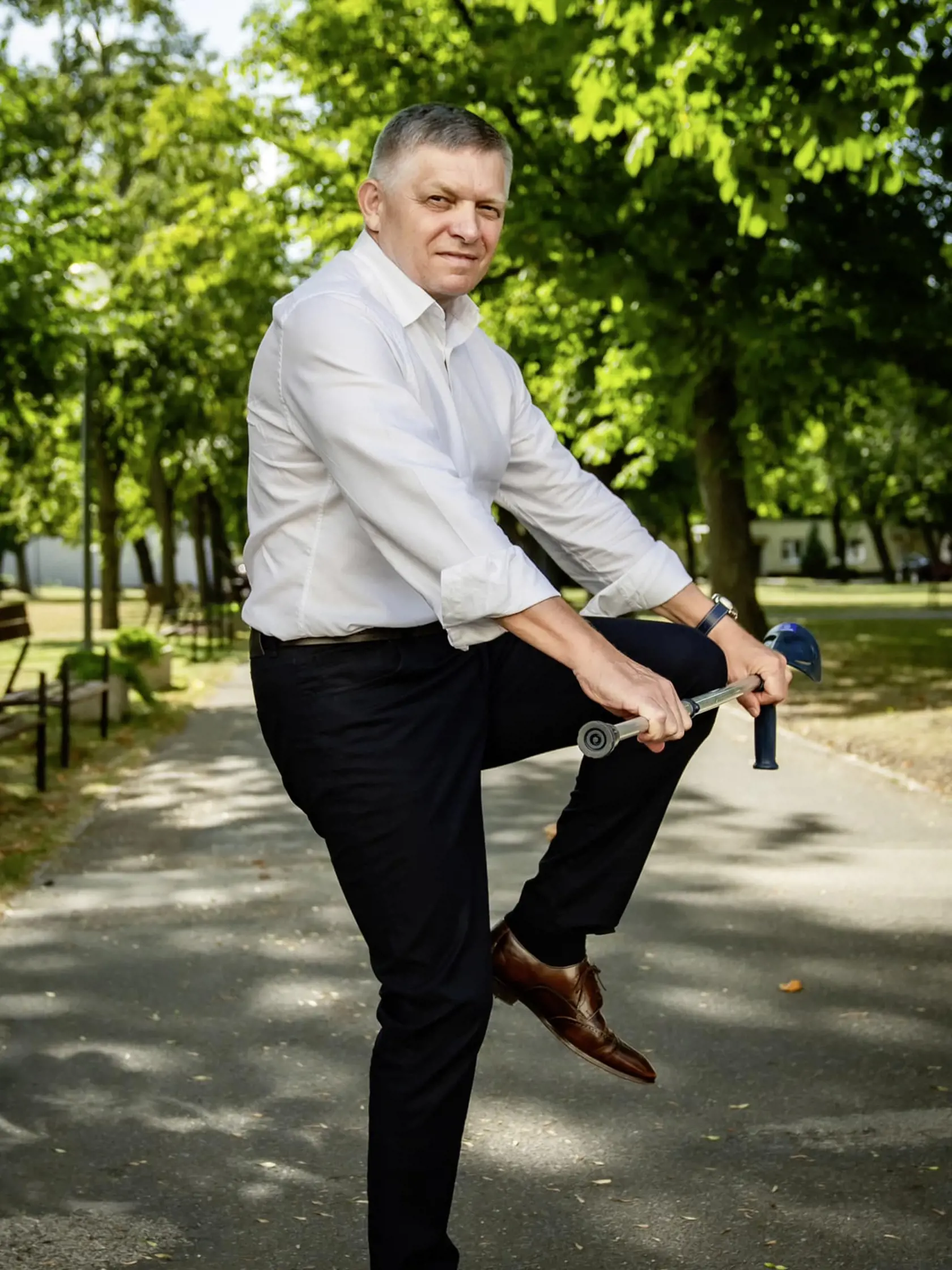 Zbohom. Po návšteve Chorvátska, 75 dní po atentáte, Fico zlomil barlu. Už ju nepotrebuje.