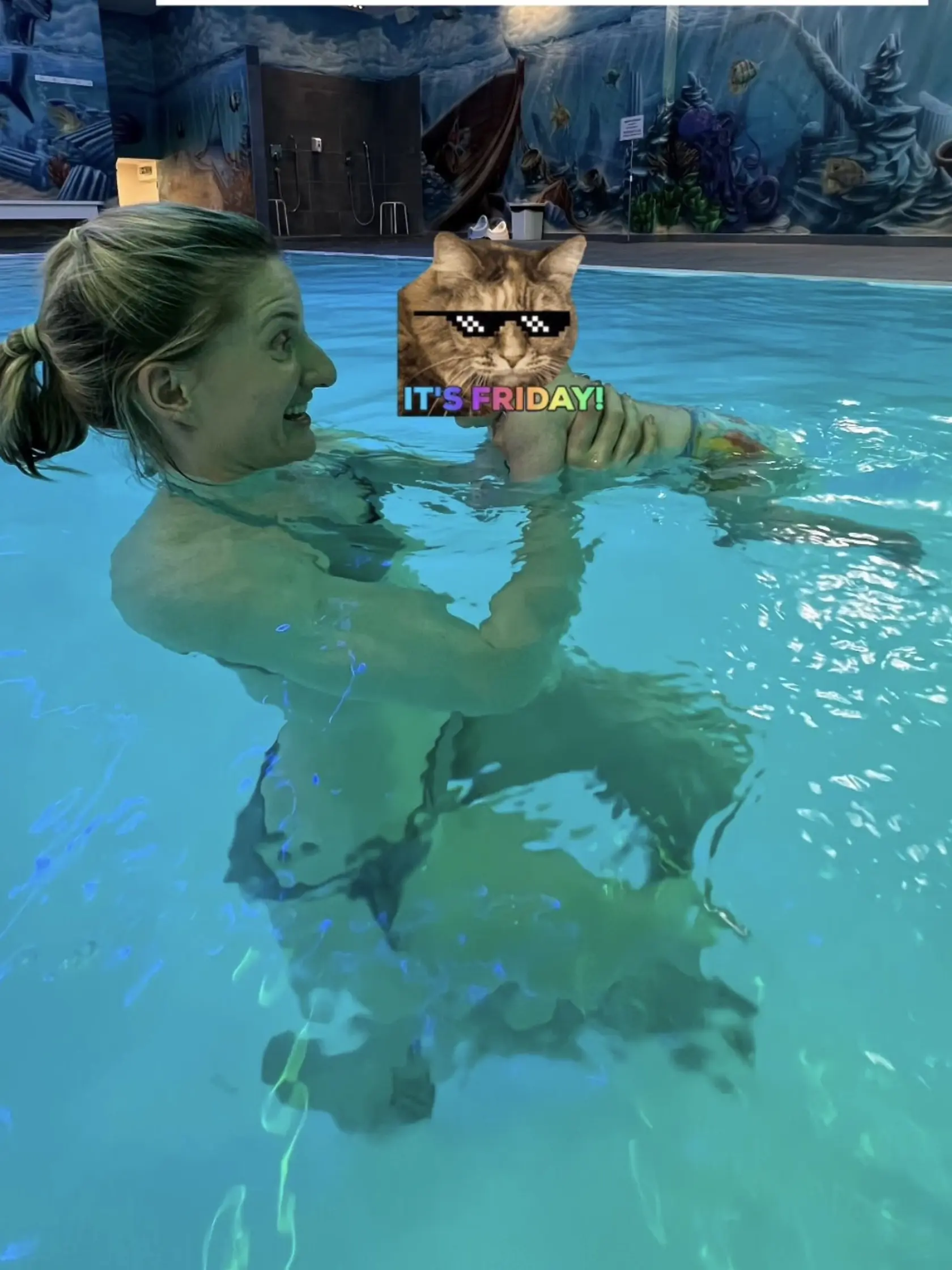 Adela so synom Maxom na plavárni.