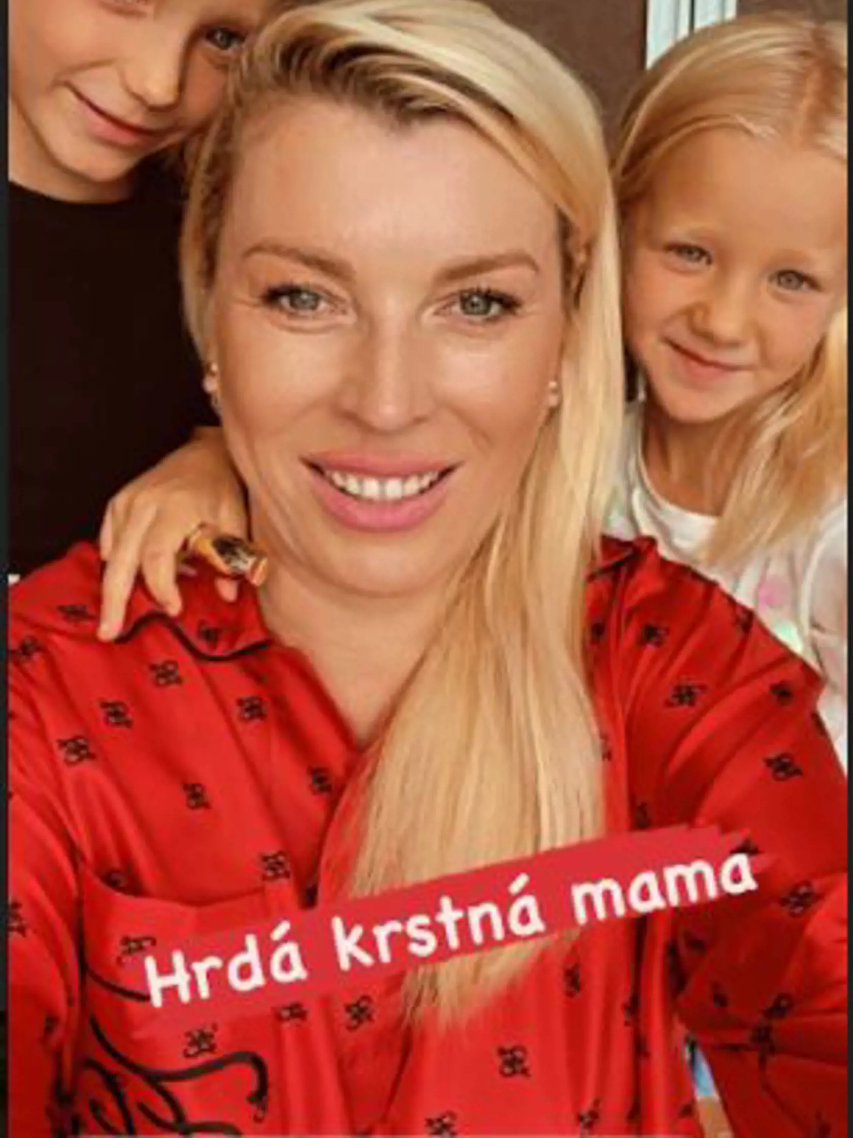 Gabika so svojimi krstniatkami. Dievčatká podobu s otcom nezaprú.