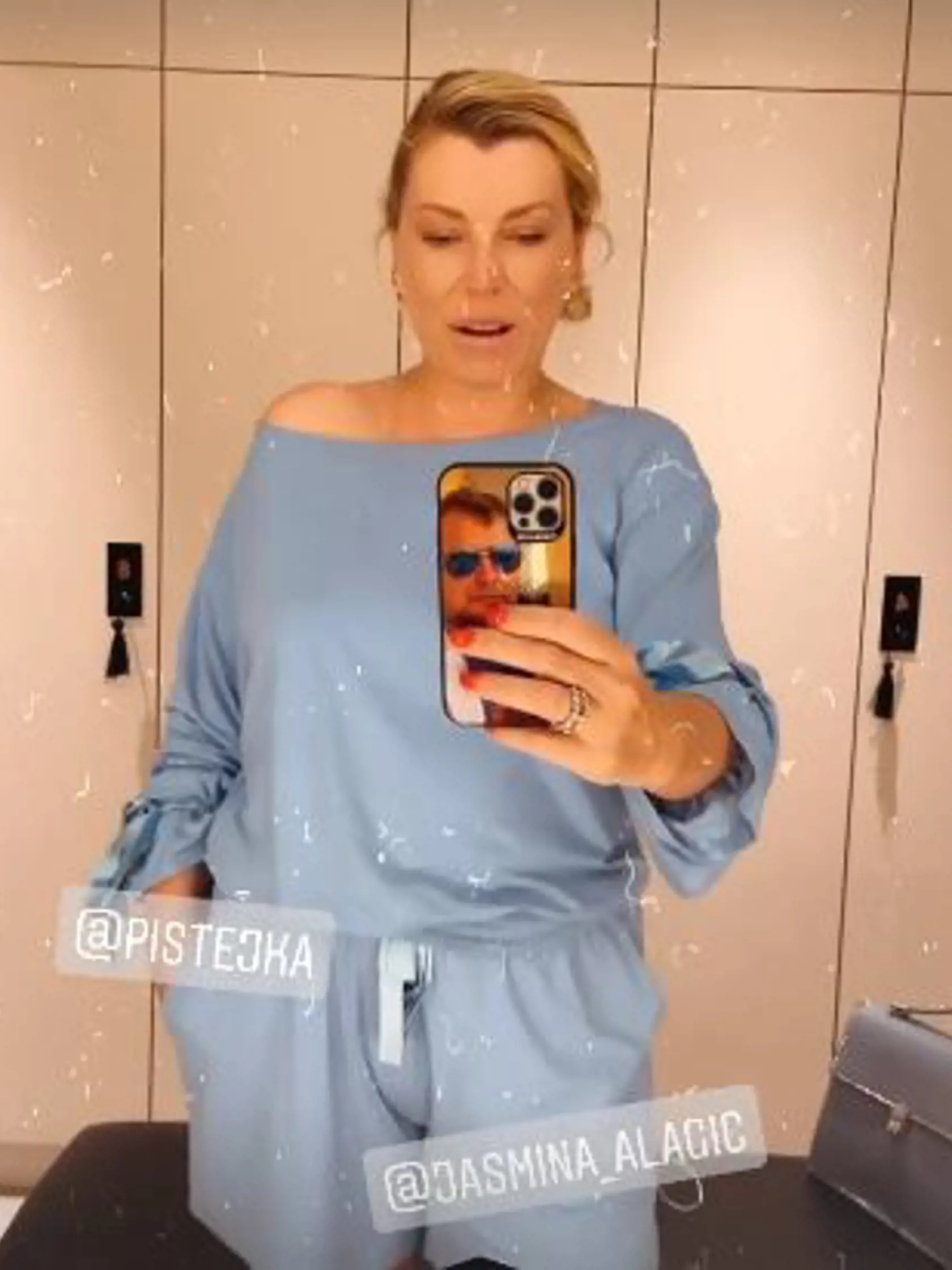 Gabika má na kryte fotku Karola Rumana.