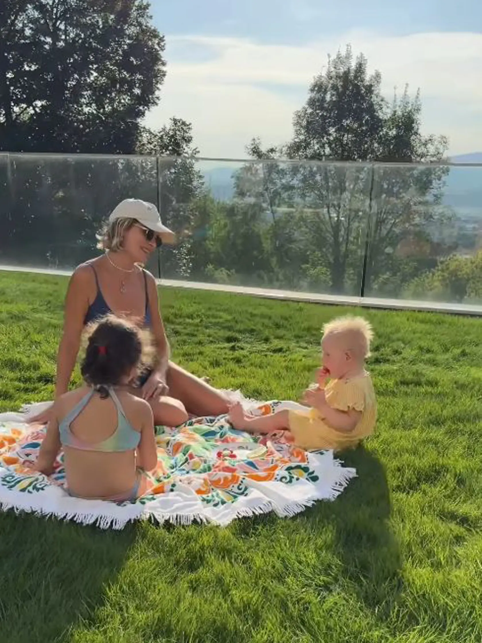 Ivana si užíva terasu s výhľadom plnými dúškami.