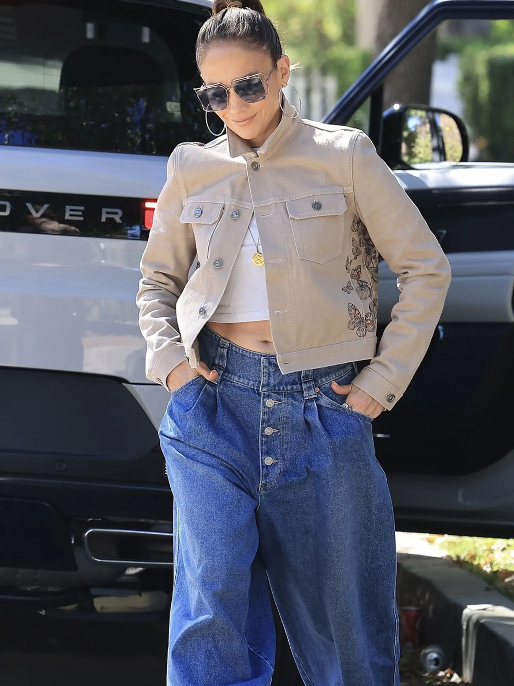 Jennifer sa po vzhliadnutí paparazzov snažila o úsmev, no málokto jej ho uveril.