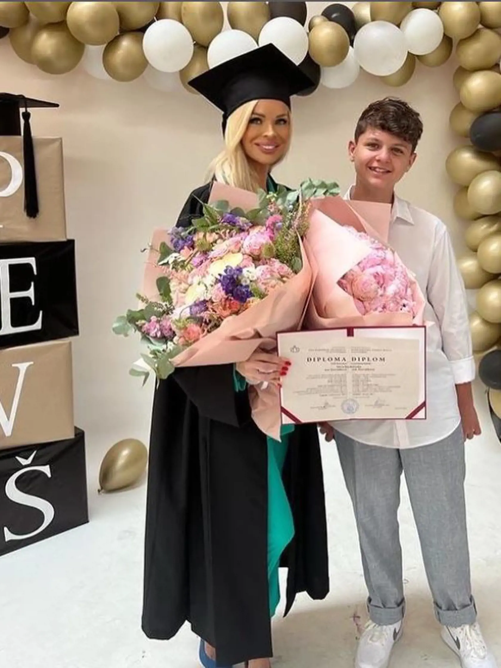 Silvia Kucherenko mala promócie na Paneurópskej vysokej škole v Bratislave. Na snímke so synom.
