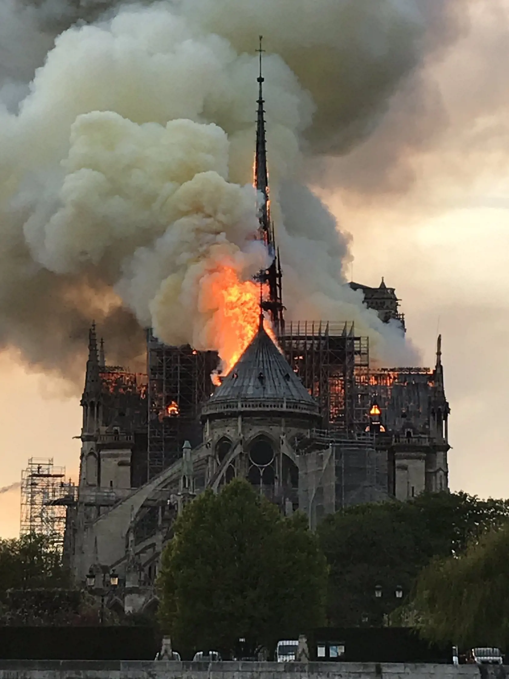 Notre Dame v plameňoch