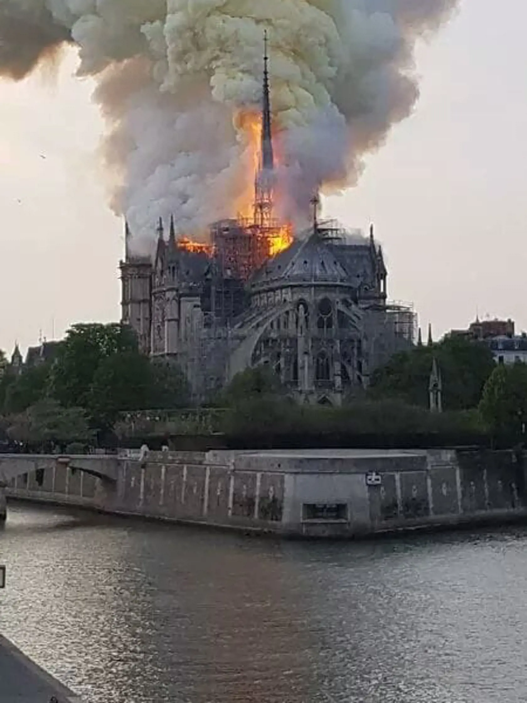 Notre Dame v plameňoch