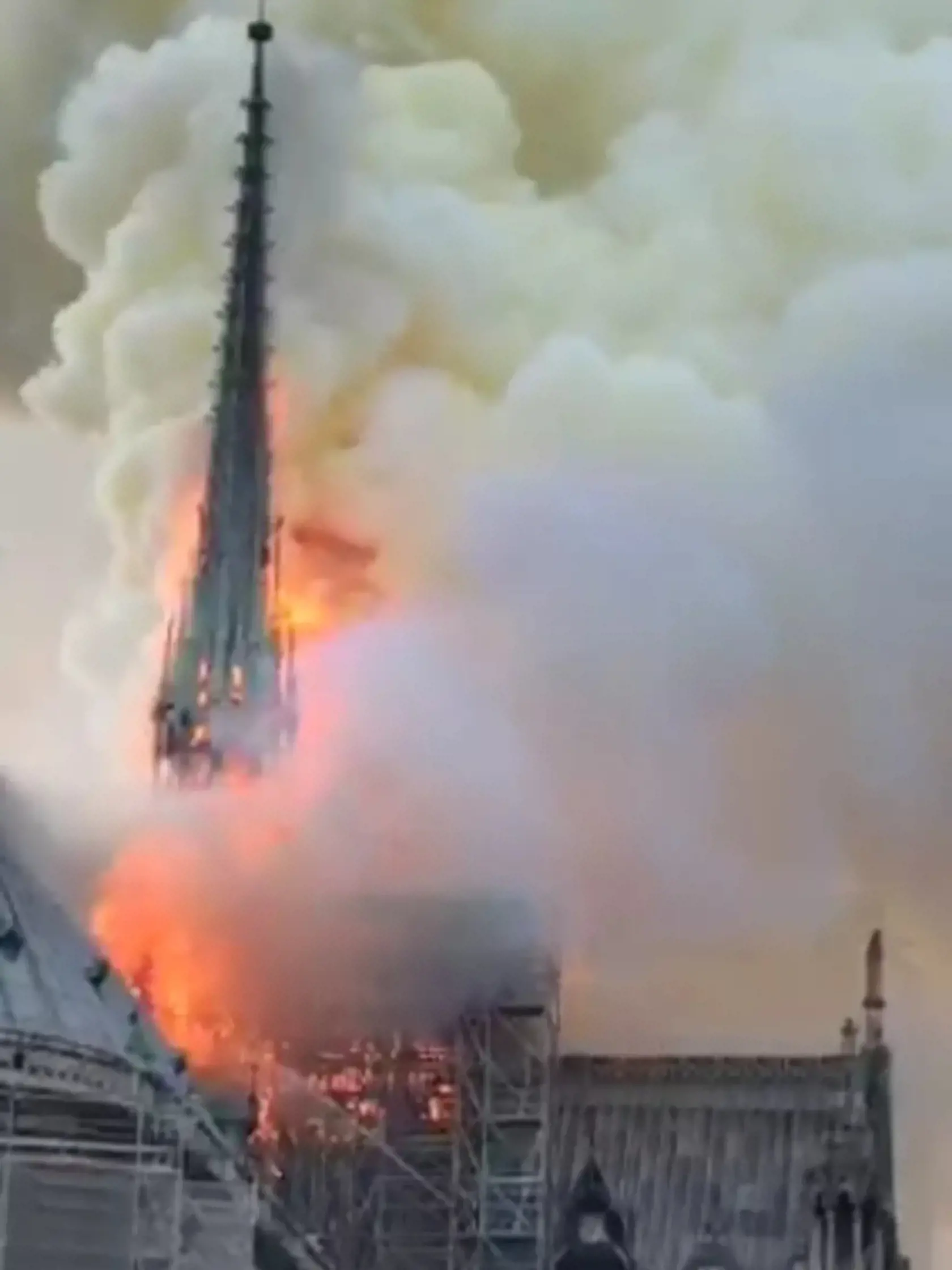 Notre Dame v plameňoch