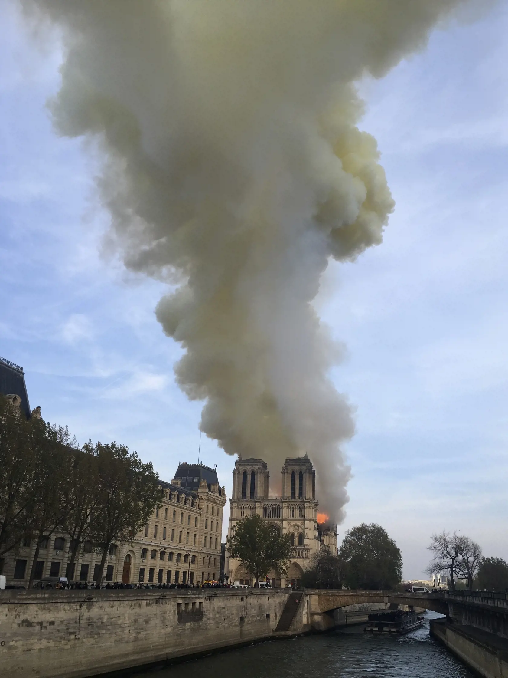 KK28 Paríž - Na snímke Katedrála Notre-Dame počas požiaru 15. apríla 2019 v Paríži. V parížskej Katedrále Notre-Dame vypukol v pondelok popoludní požiar, ktorý môže súvisieť s prebiehajúcimi renovačnými prácami. FOTO TASR/AP
Notre Dame cathedral is burning in Paris, Monday, April 15, 2019. Massive plumes of yellow brown smoke is filling the air above Notre Dame Cathedral and ash is falling on tourists and others around the island that marks the center of Paris. (AP Photo/Lori Hinant)