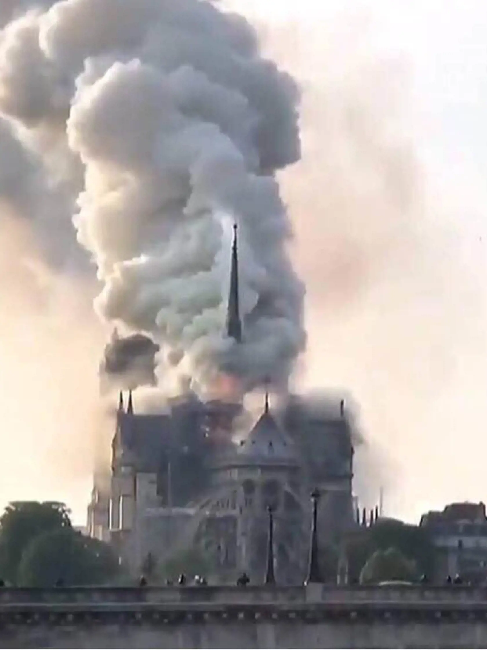 Katedrála Notre Dame v plameňoch
