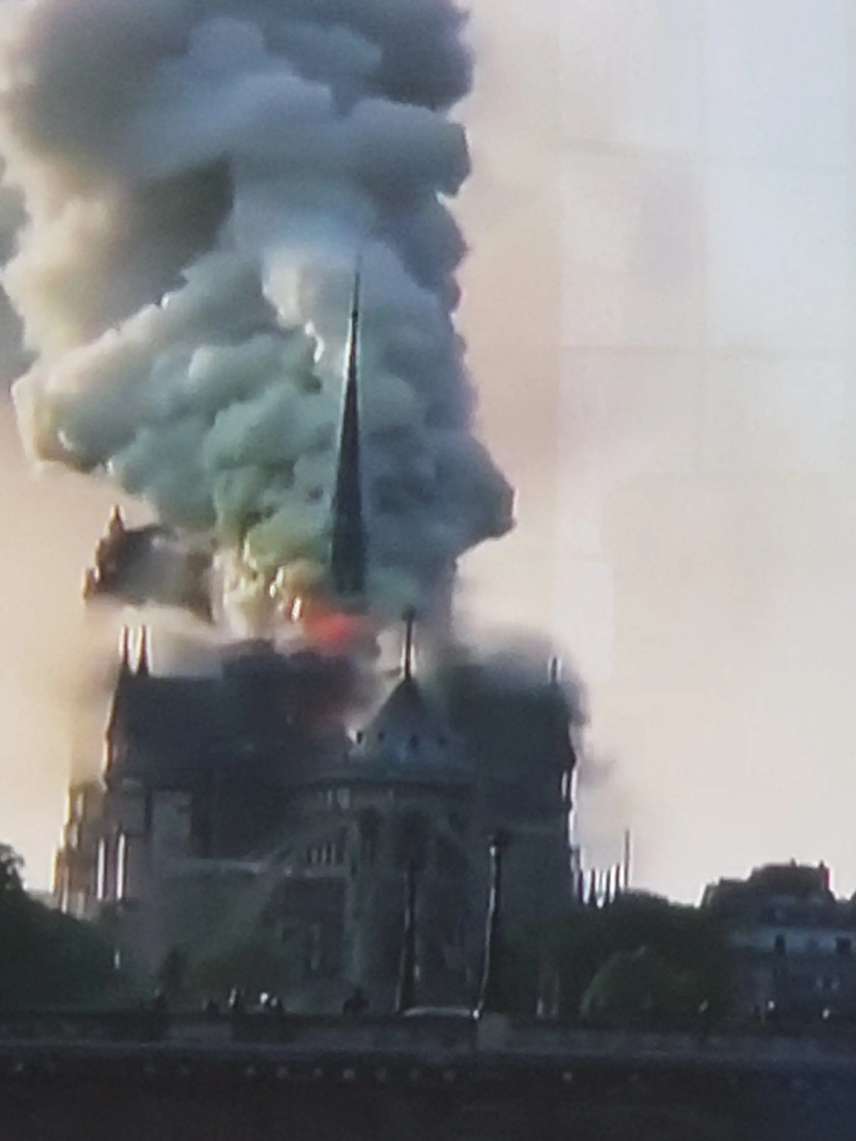 Notre Dame v plameňoch