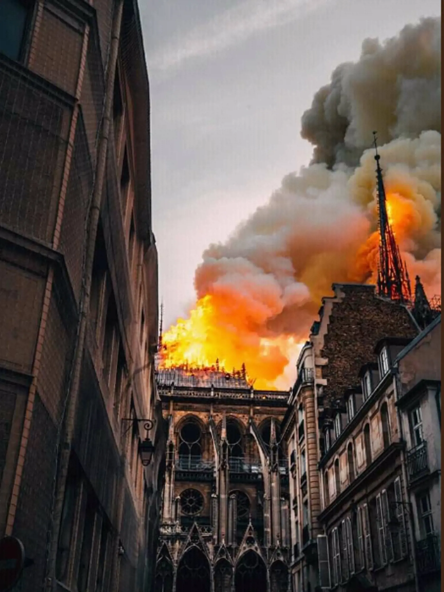 Hrôzostrašný požiar katedrály Notre Dame Paríž
