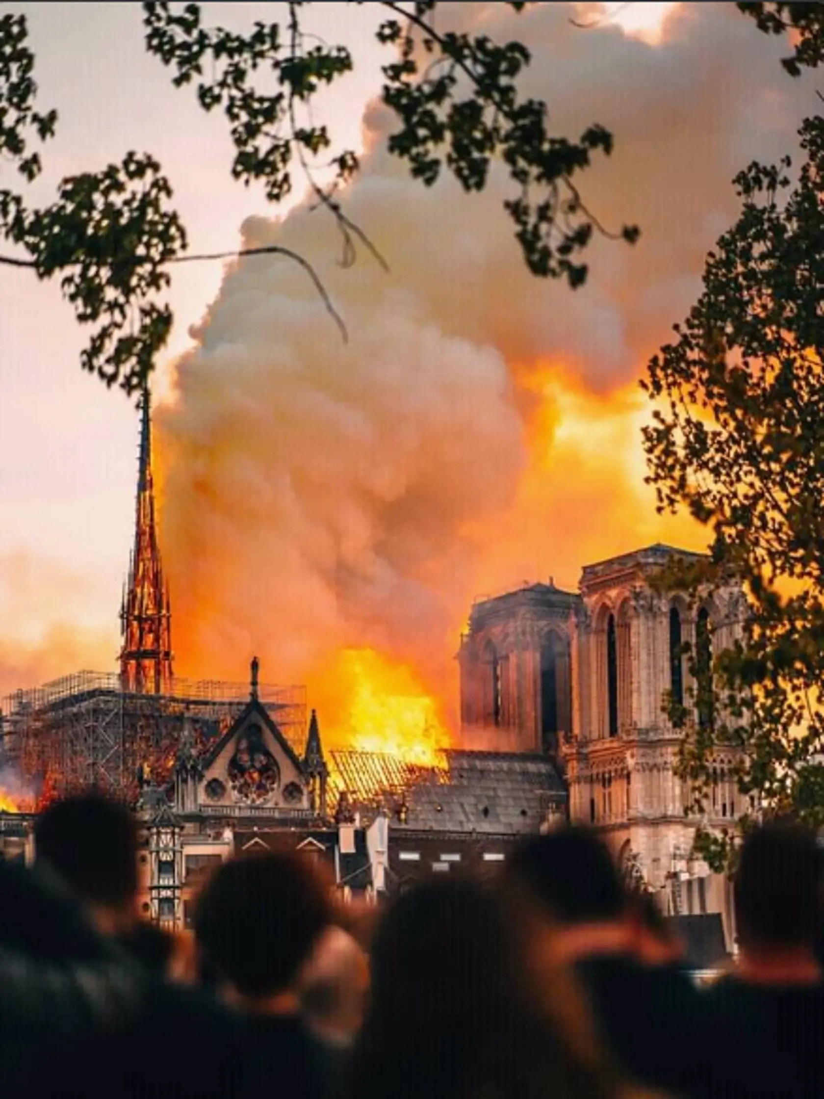 Hrôzostrašný požiar katedrály Notre Dame Paríž