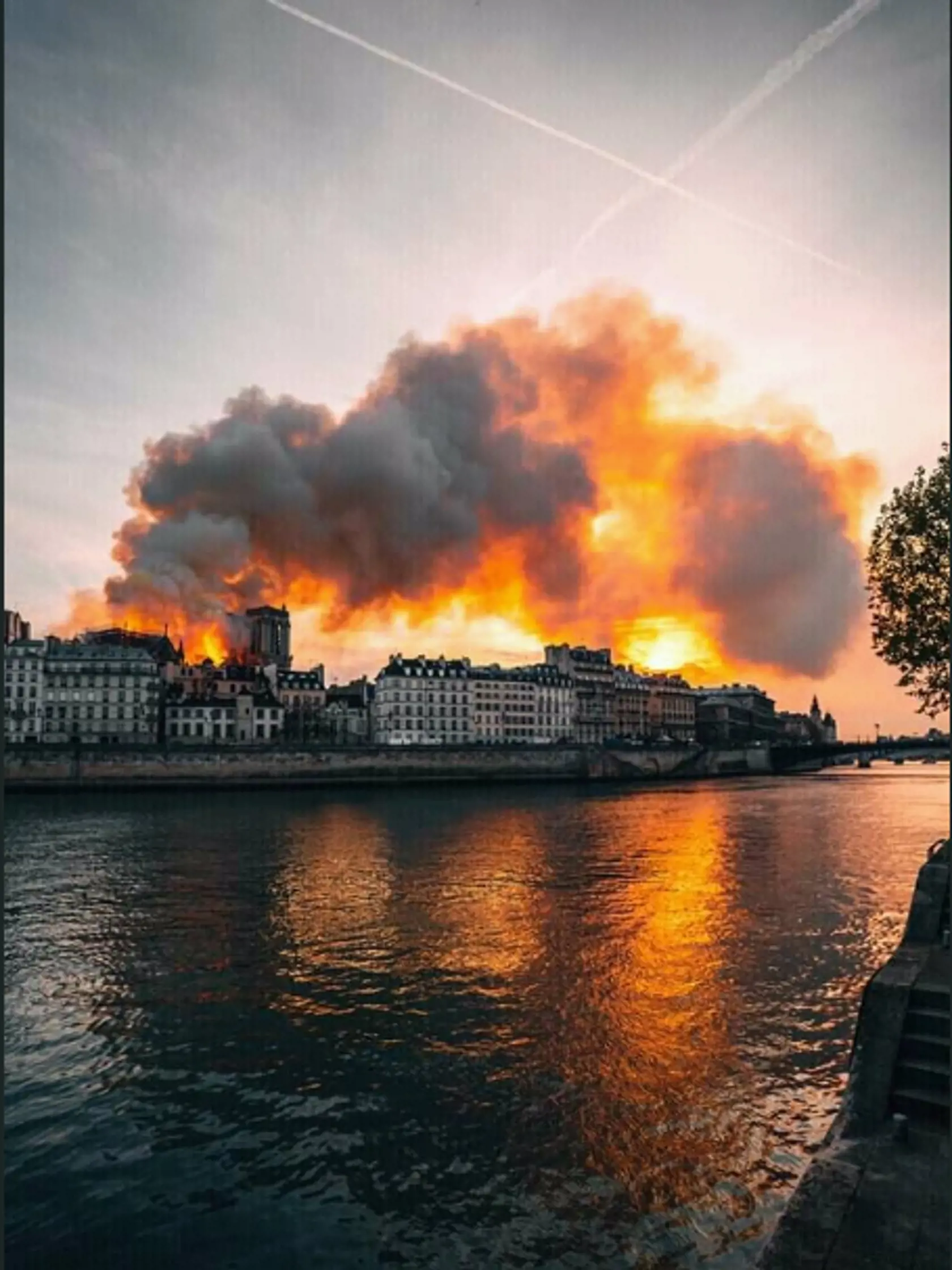 Hrôzostrašný požiar katedrály Notre Dame Paríž
