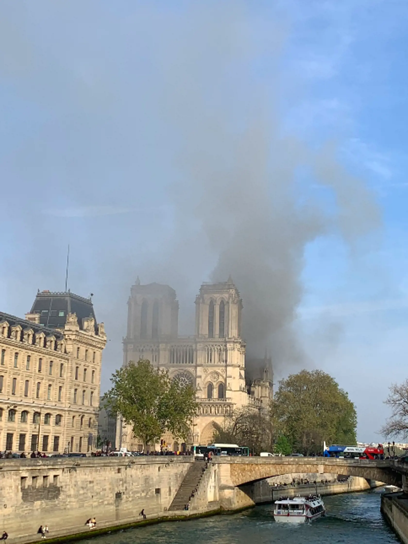 Notre-Dame v plameňoch