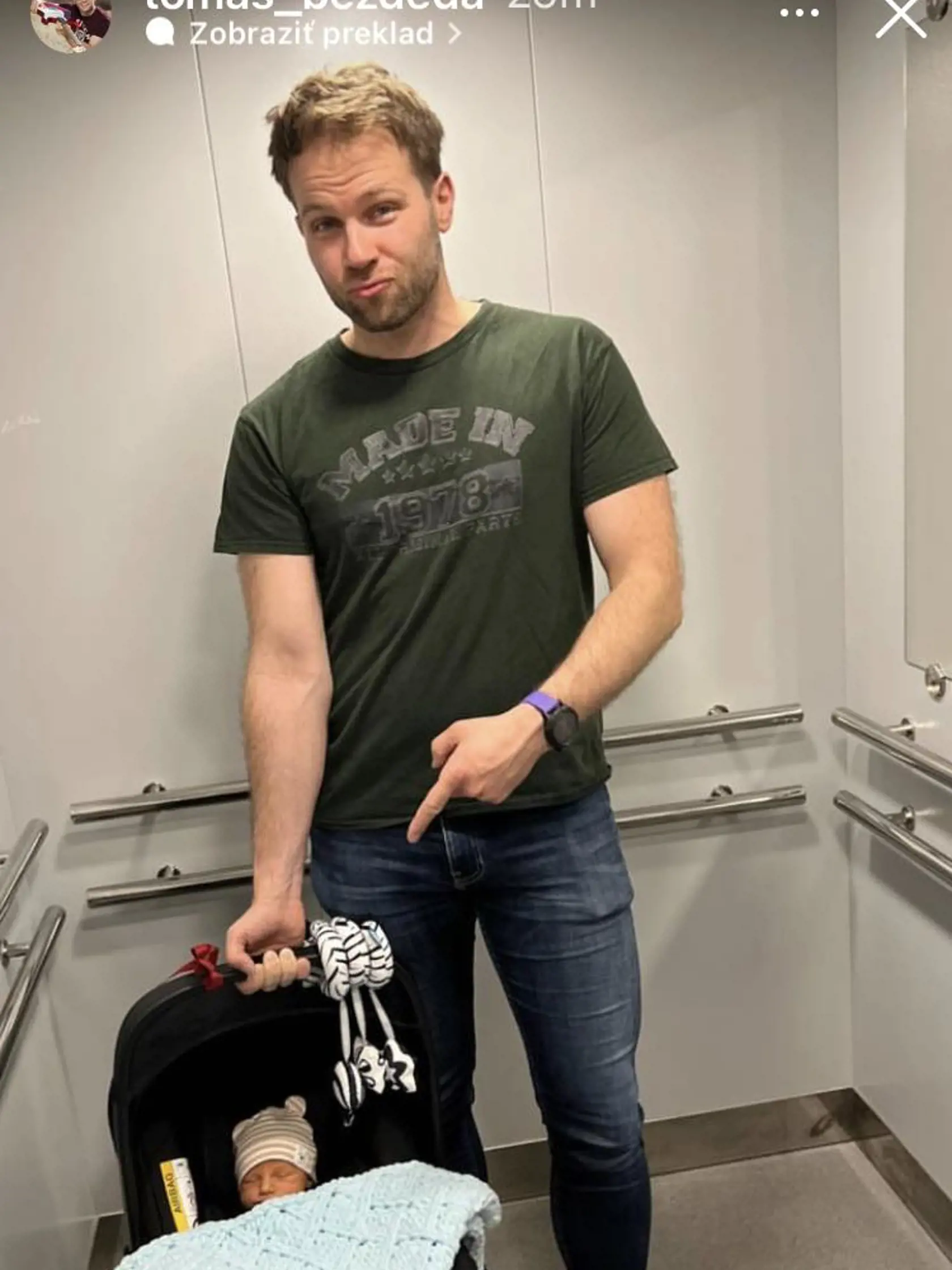 Hrdý otecko má synčeka Jakubka už doma.