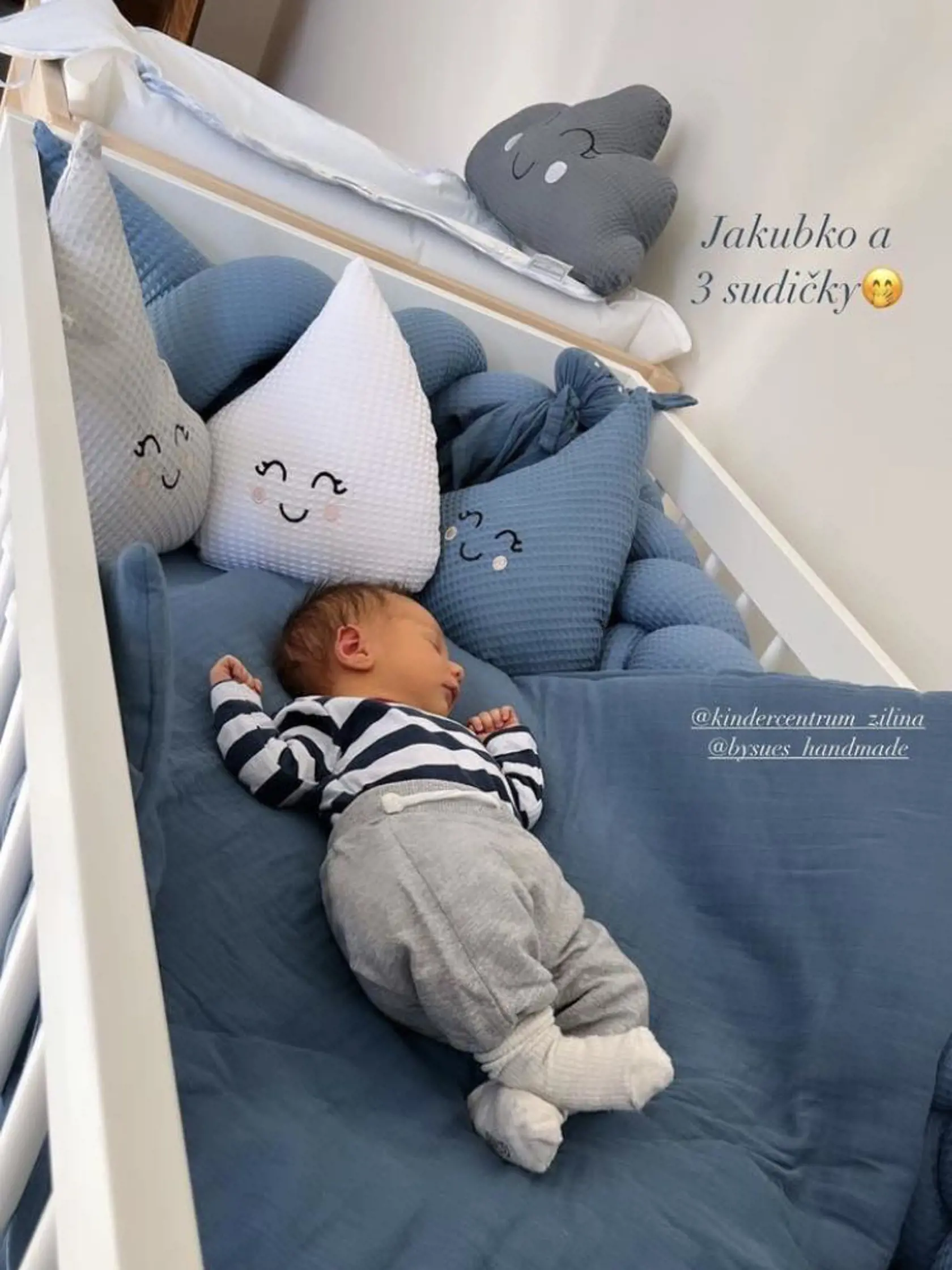 Malý synček Jakubko manželov Bezdedovcov vo svojej modrej postieľke.