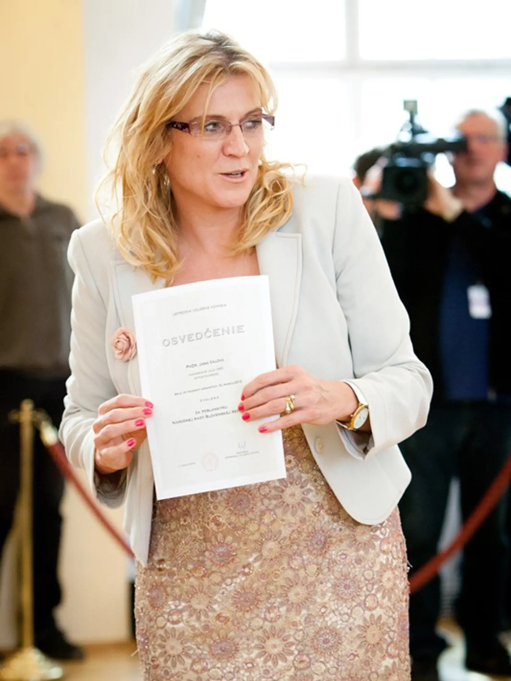 Jana Vaľová: Aj ona vraj podporuje tých, čo to potrebujú. Má tri verejné funkcie.