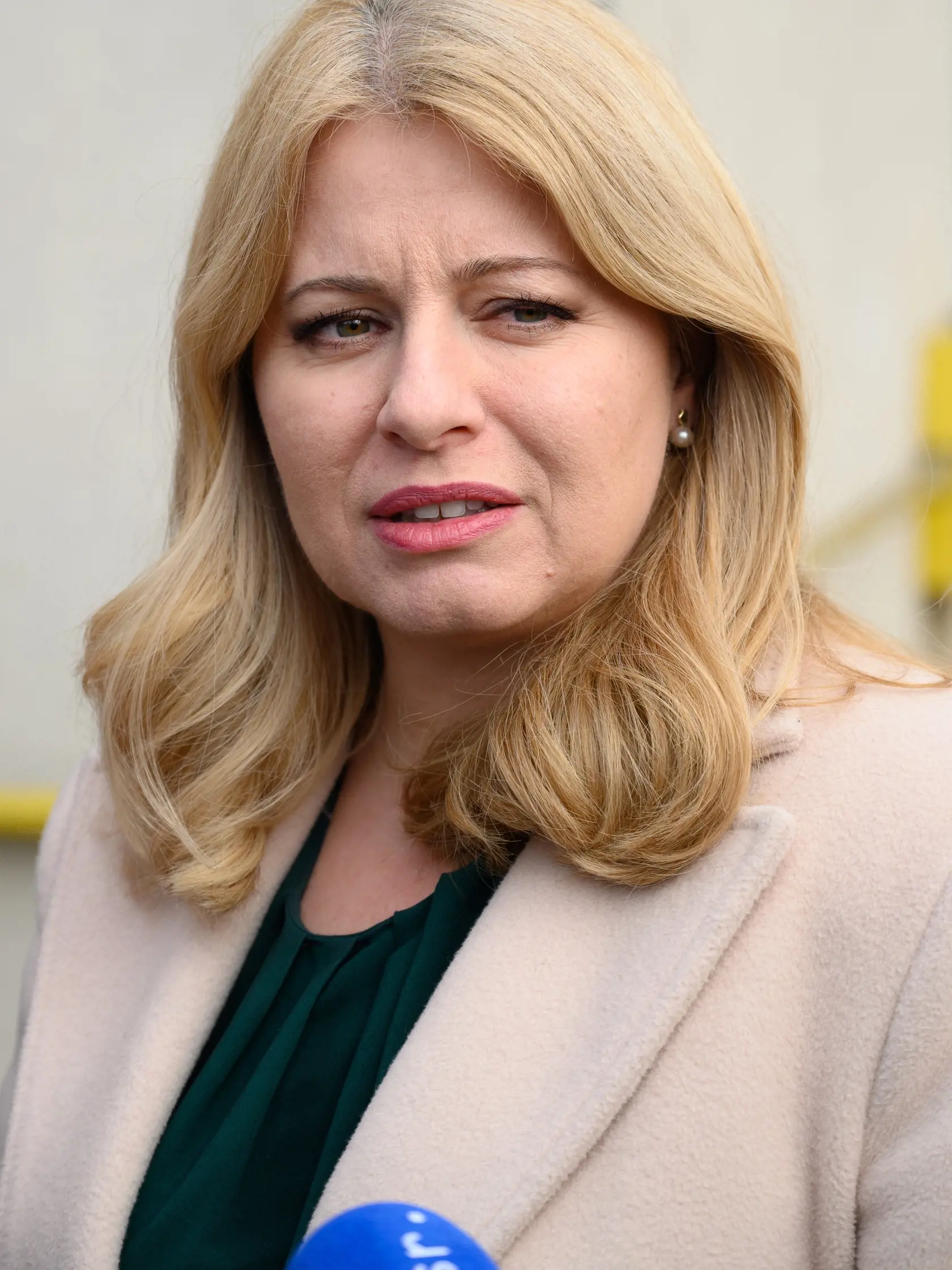 Prezidentka SR Zuzana Čaputová sa vybrala na regionálny výjazd do Nových Zámkov a Hurbanova v stredu 1. marca 2023 s odrastami šedivých vlasov.