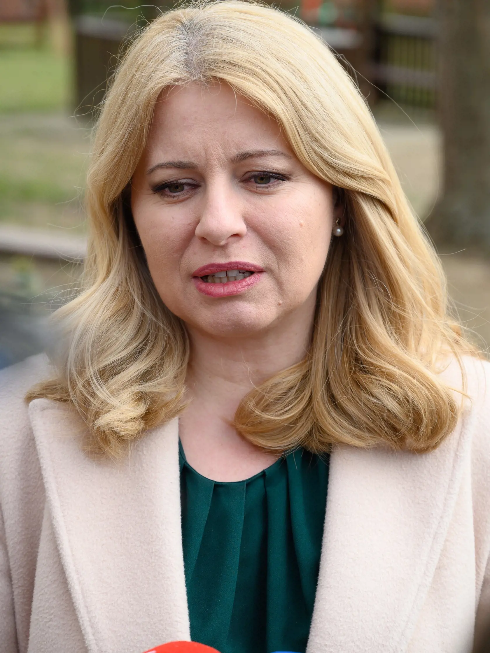 Počas brífingu po ukončení regionálneho výjazdu v Hurbanove v stredu 1. marca 2023. Tu mala vlasy s odrastmi šedín, pričom v SNG po nich už nebola ani stopa.