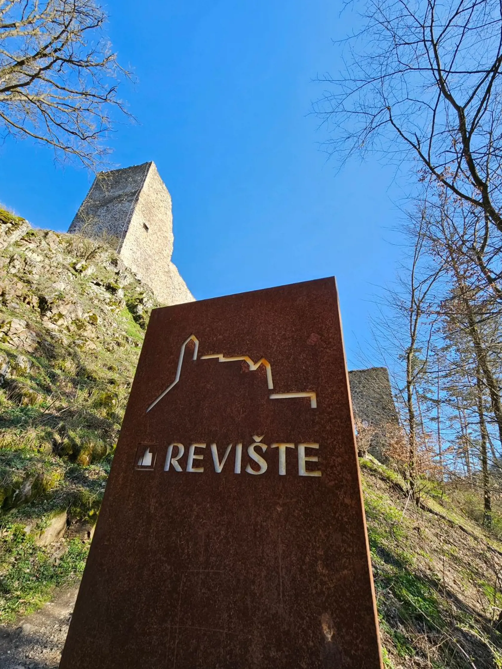 Marek vzal deti na výlet ku hradu Revište.