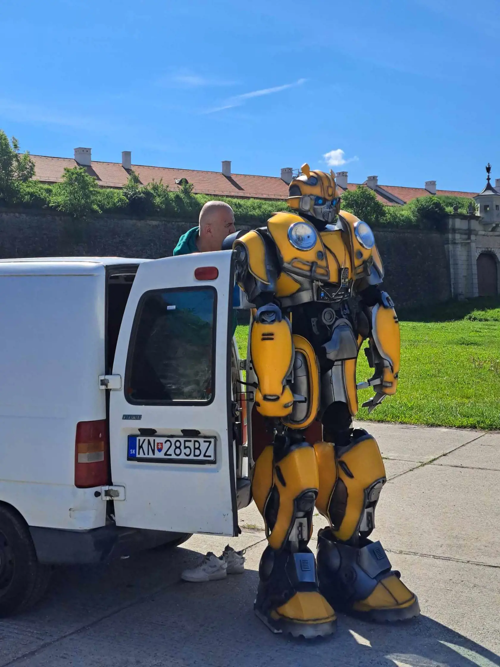 Mark sa začal do obleku Bumblebeeho postupne obliekať. Pomáha mu jeho nevlastný otec.