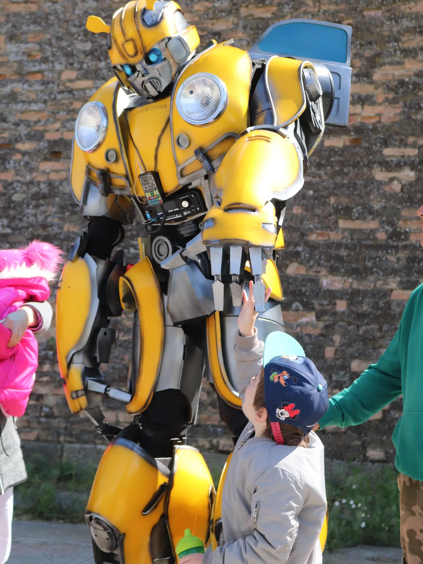 Obľúbený Bumblebee si získava srdcia slovenských detí. Takto k nemu pribehli ďalšie, ktoré išli okolo.