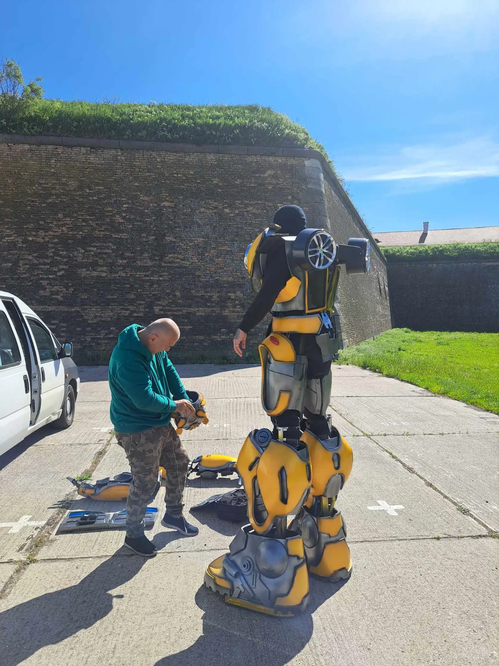 Mark sa začal do obleku Bumblebeeho postupne obliekať.