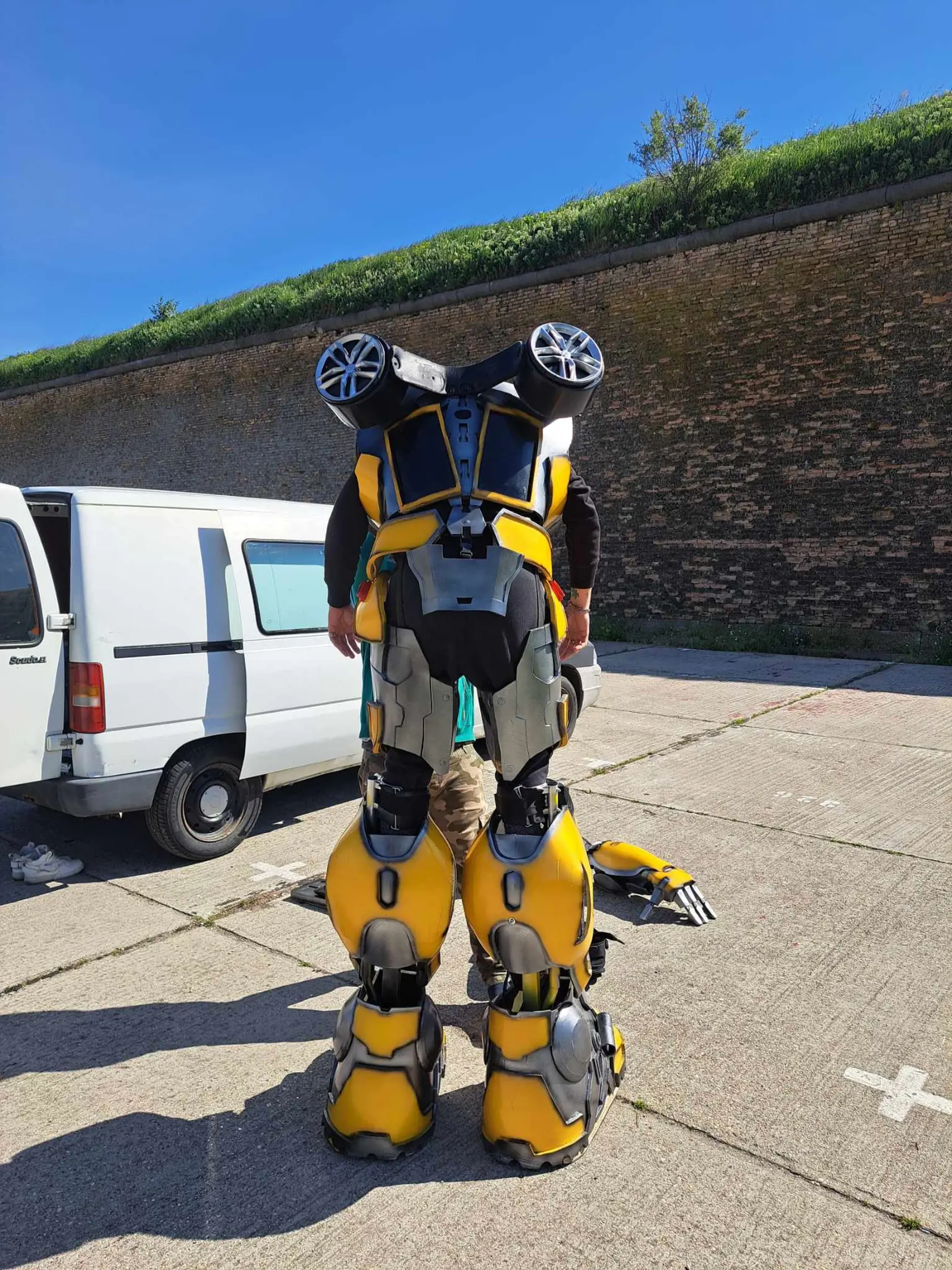 Mark sa začal do obleku Bumblebeeho postupne obliekať.