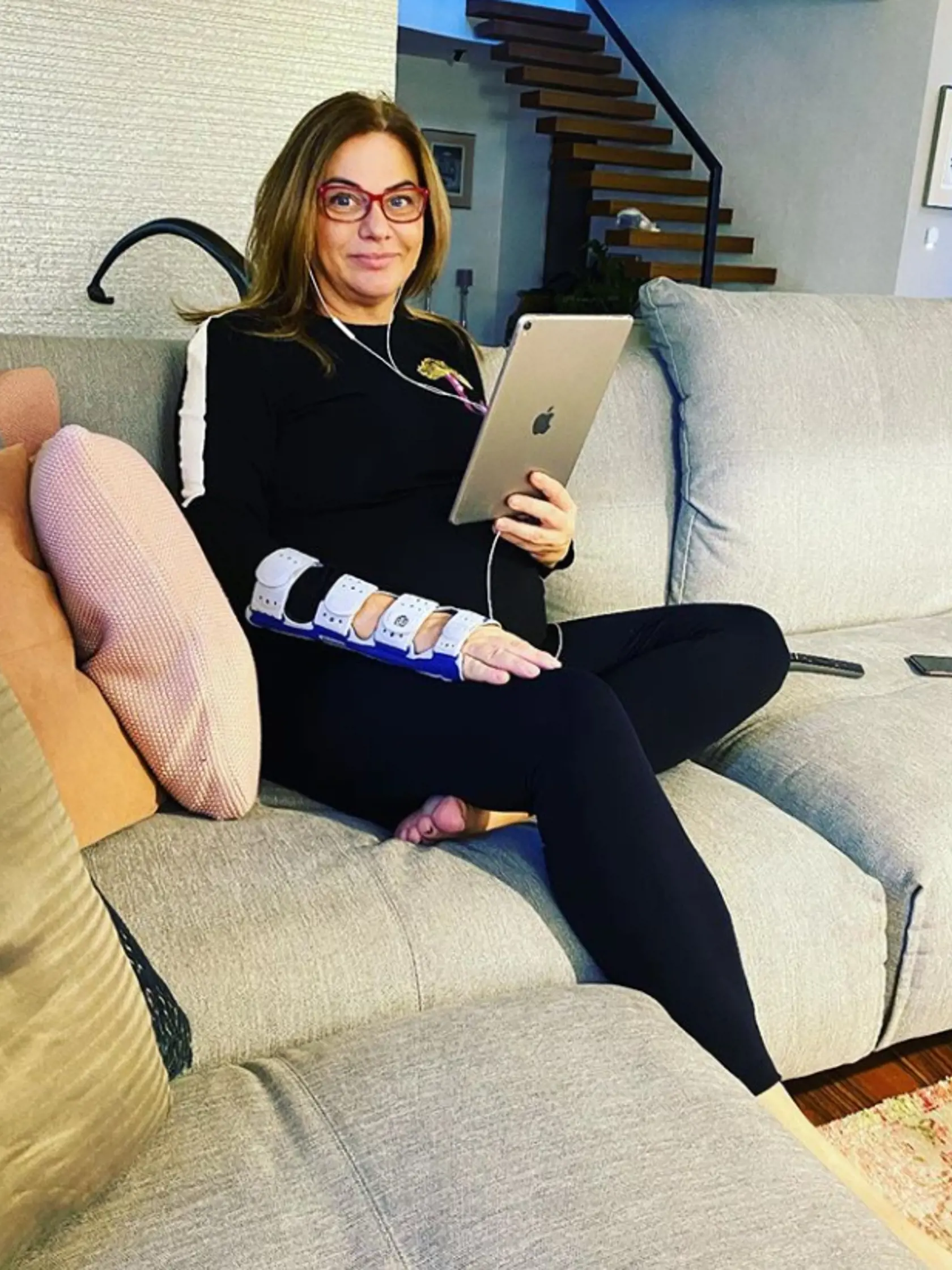 Monika Beňová s ortézou.