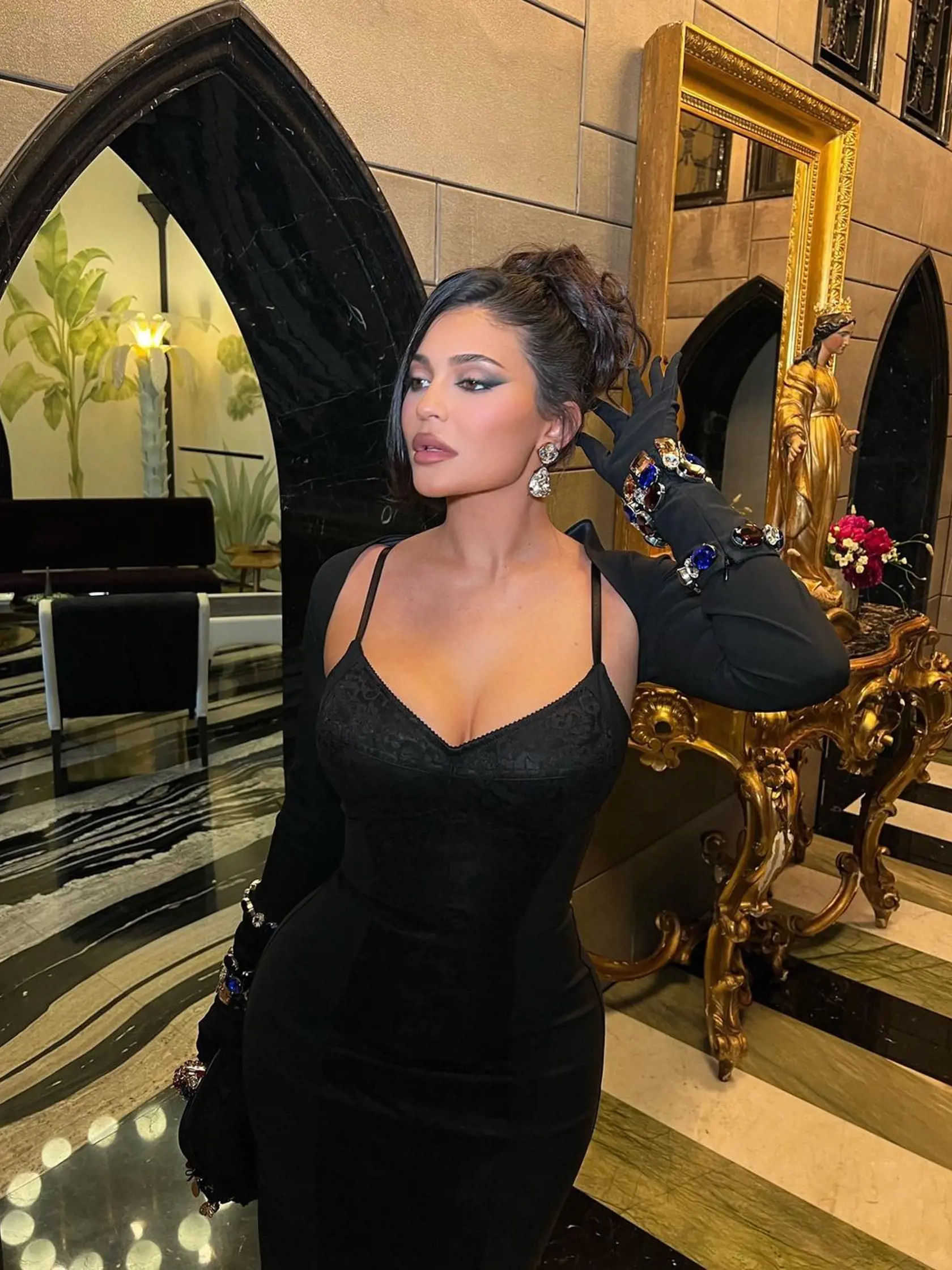 Kylie Jenner sa rovnako pochválila čiernym outfitom ovešaná diamantmi.