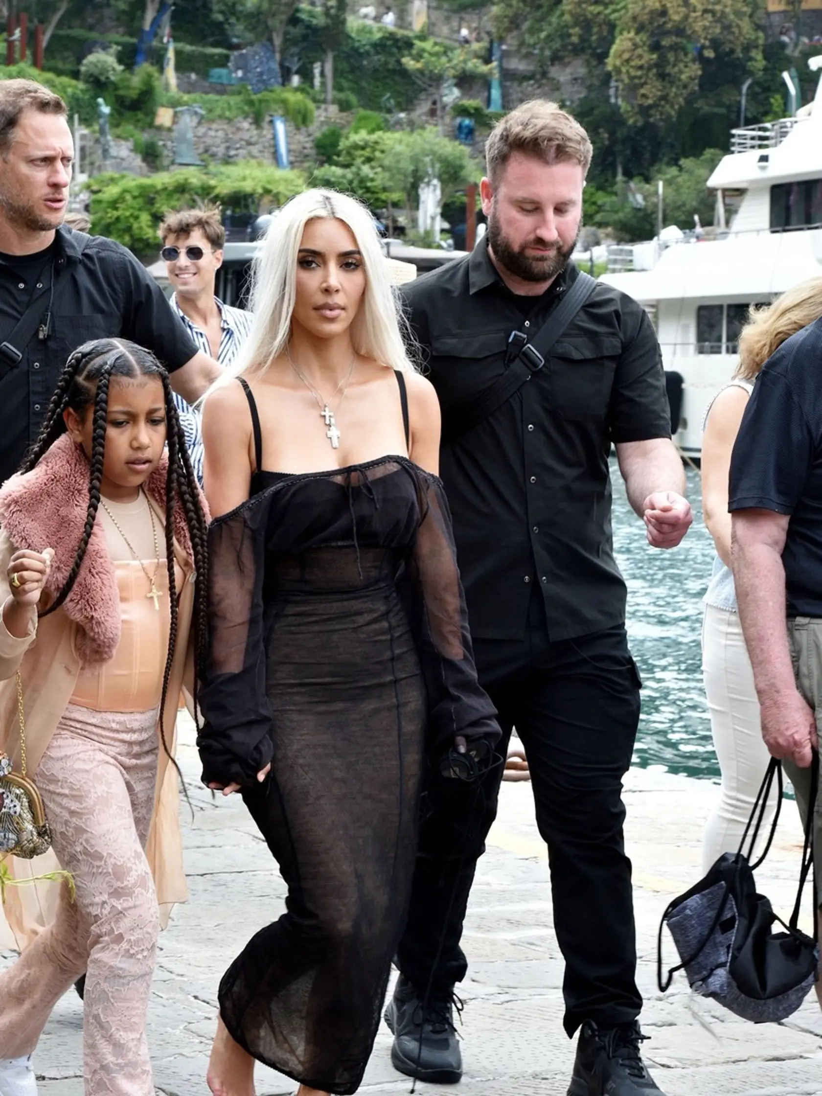 Ponurými outfitmi nezaostávali ani ďalší členovia. Kim Kardashian (41) aj mama Kris Jenner (66) dorazili na hostinu rovnako v čiernych outfitoch.