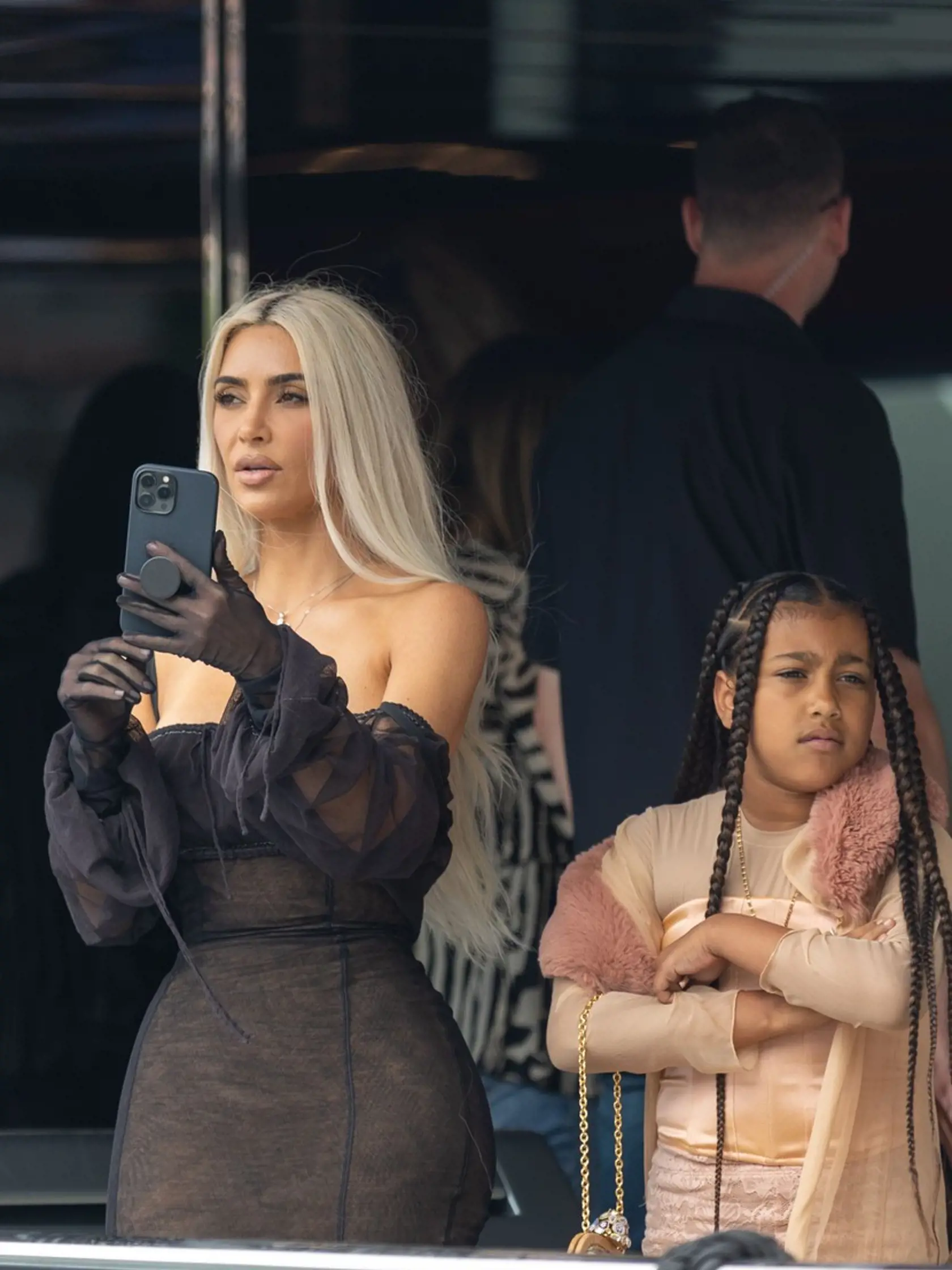 Ponurými outfitmi nezaostávali ani ďalší členovia. Kim Kardashian (41) aj mama Kris Jenner (66) dorazili na hostinu rovnako v čiernych outfitoch.