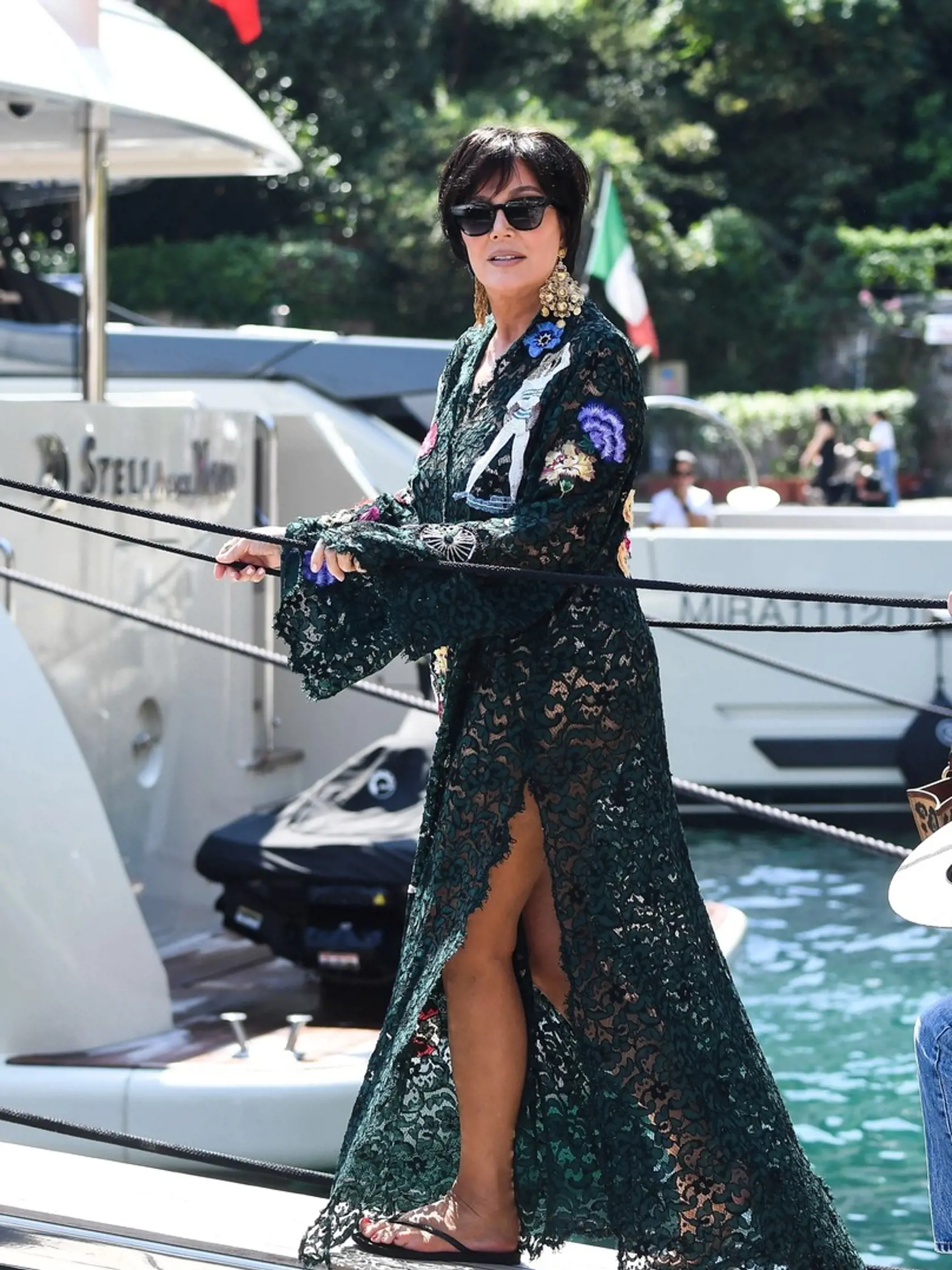 Ponurými outfitmi nezaostávali ani ďalší členovia. Kim Kardashian (41) aj mama Kris Jenner (66) dorazili na hostinu rovnako v čiernych outfitoch.