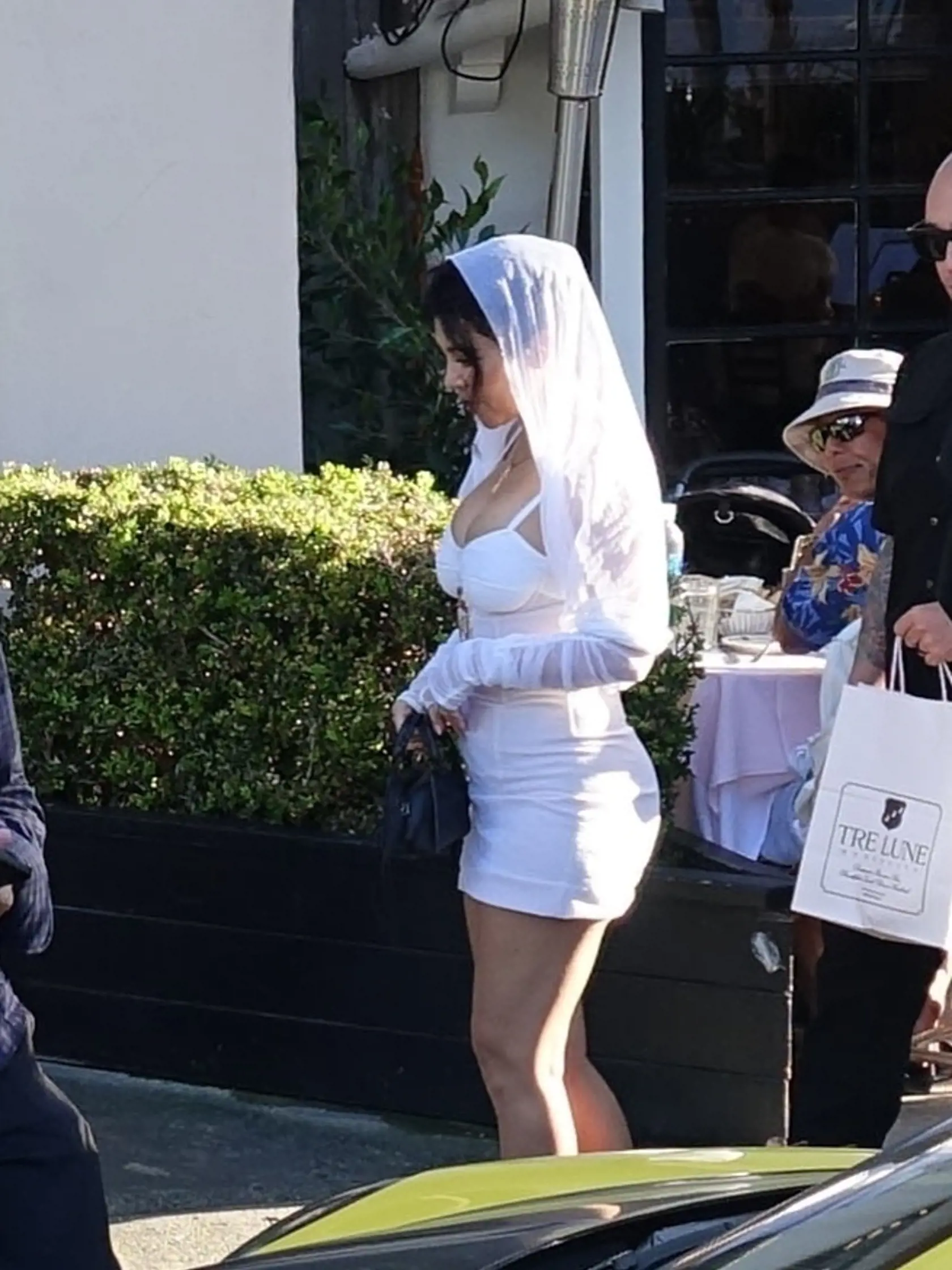 Kourtney Kardashian (42) konečne v nedeľu povedala svoje áno snúbencovi Travisovi (46) na skromnom obrade v Santa Barbare. Hrdličky, ktoré sa zasnúbili v októbri 2021, si v nedeľu vymenili sľuby s malým počtom blízkych.