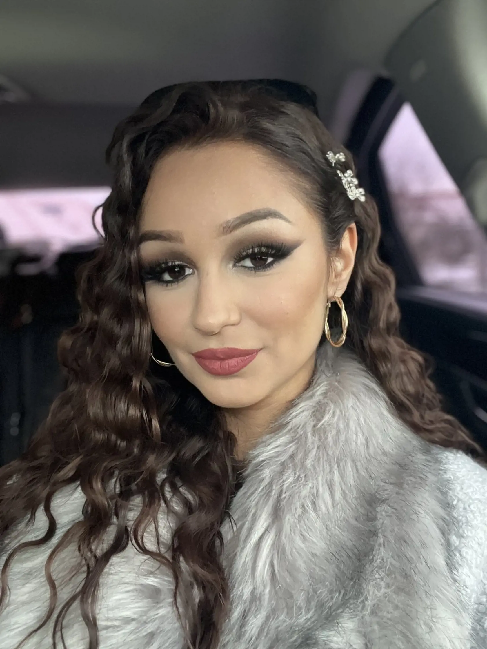Timea Kóšová (19) má obrovský talent, ale aj veľké sny. Spevácke nadanie ju sprevádza odmalička, no prvoradé je pre ňu vzdelanie, ktoré jej môže otvoriť dvere k lepšej budúcnosti.
