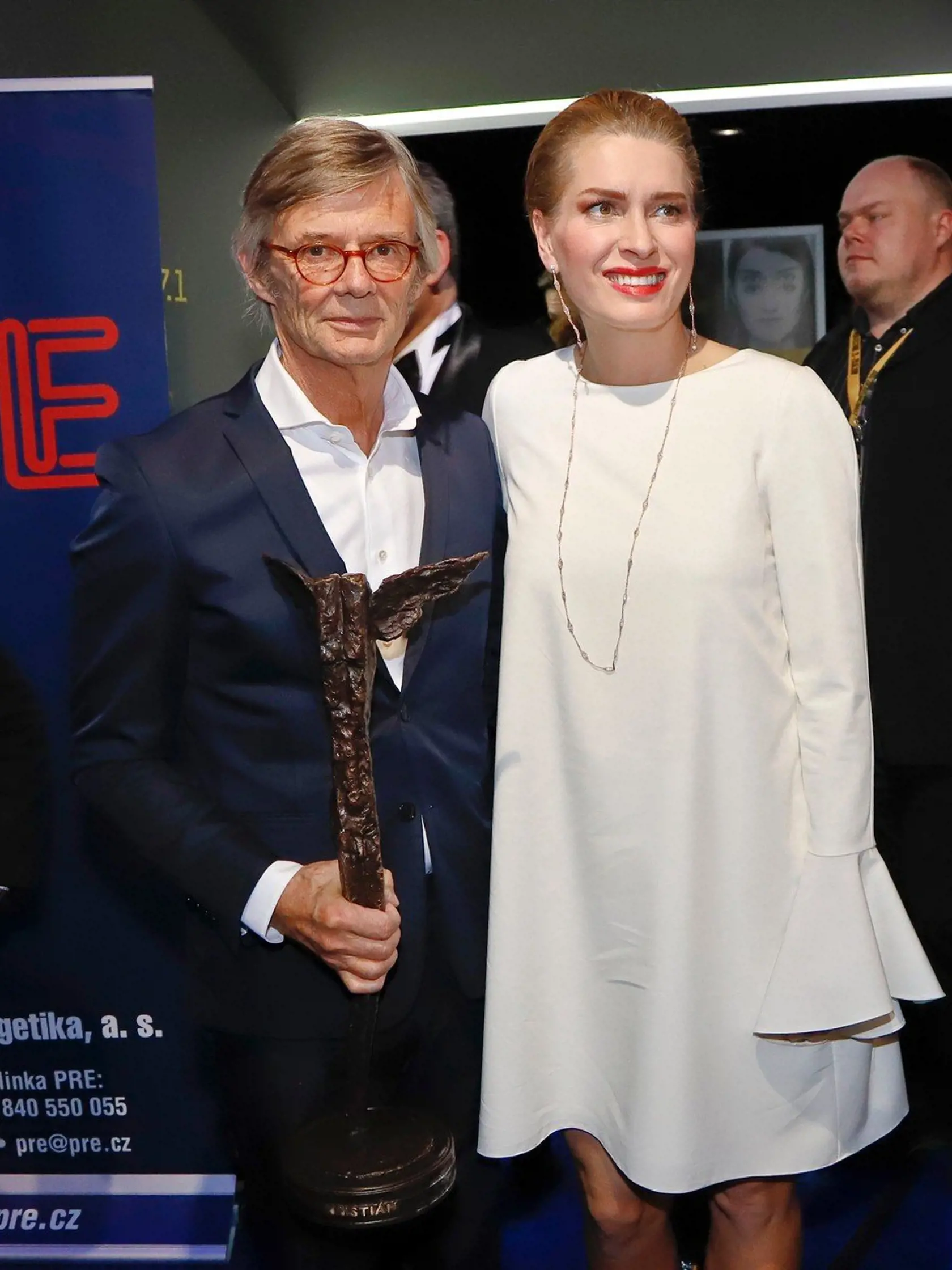  Bielu si obliekla aj Olga Menzelová, keď na Febiofeste preberala cenu za svojho chorého muža.