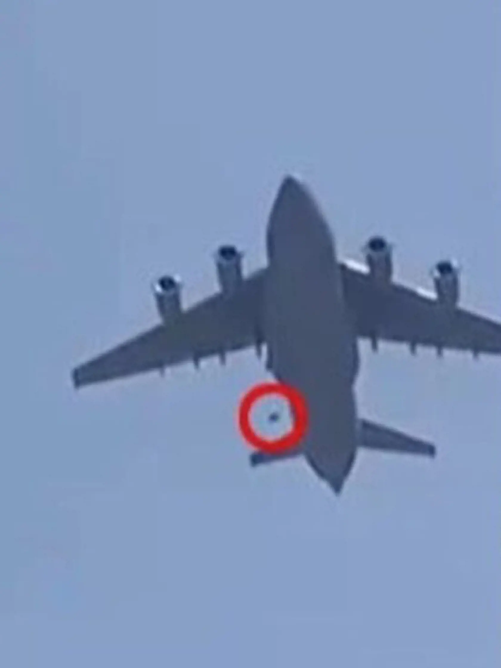 Na sociálnych sieťach sa objavili hrôzostrašné videá, na ktorých sa Afganci snažia utiecť z krajiny na kolesách lietadla. Keď však stroj vzlietol, z niekoľko kilometrovej výšky popadali na zem.
