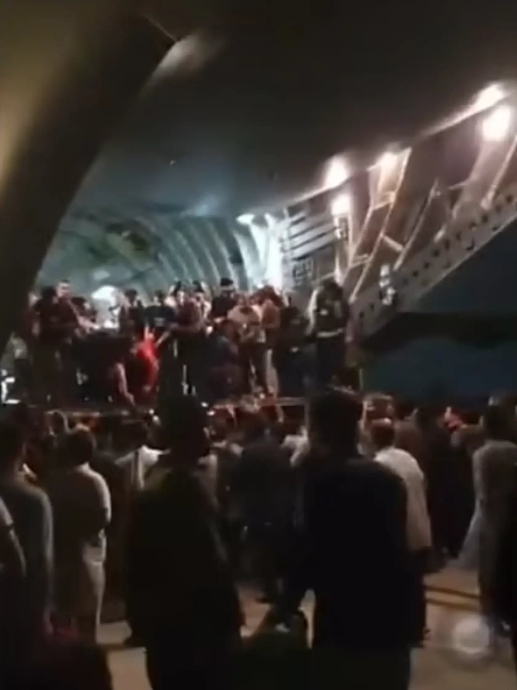 Keď bolo lietadlo pripravené na štart, utečenci vybehli na napoly otvorenú rampu a rozbehli sa dovnútra. V trupe lietadla s kapacitou 150 vojakov sa zrazu ocitlo 650 afganských utečencov, medzi nimi aj matky s malými deťmi, ktorí sa tlačili hlava-nehlava.