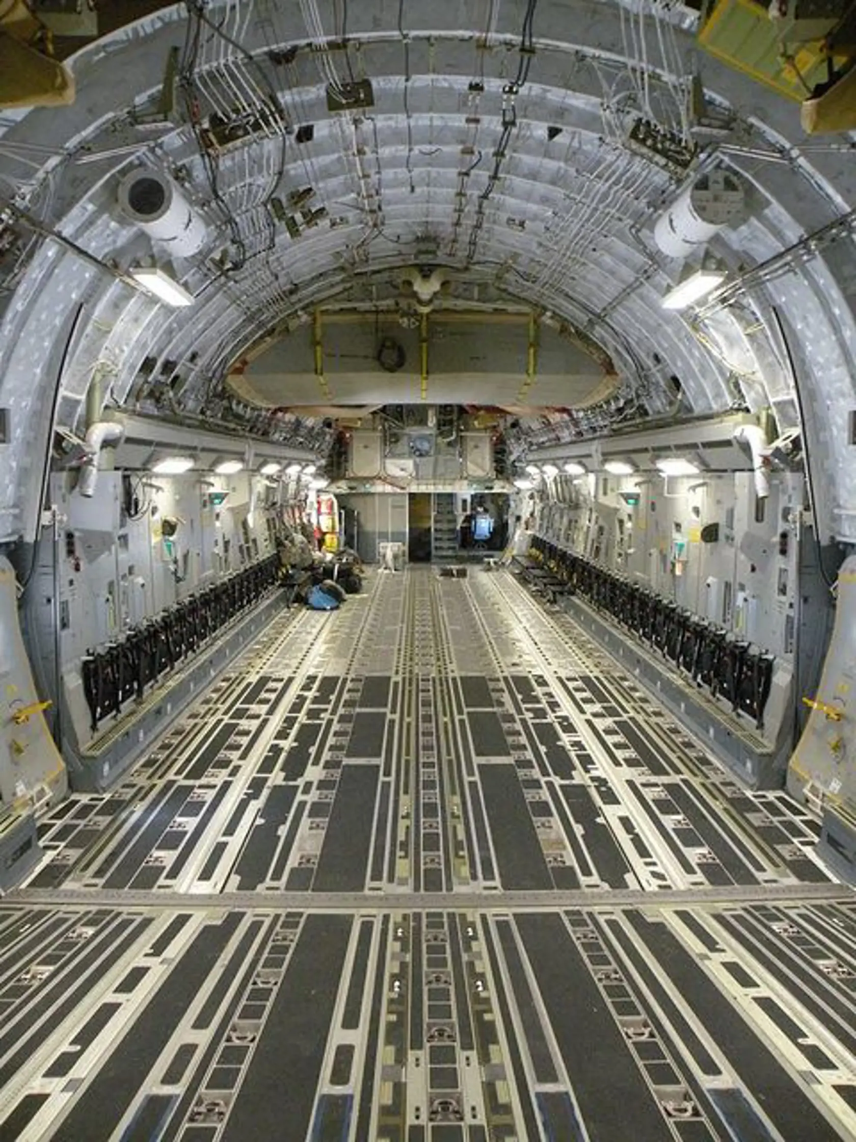 USA doposiaľ z Kábulu vyslali najmenej dve nákladné prúdové lietadlá C-17 a predpokladá sa, že tento týždeň napriek nepokojom, podniknú ďalšie lety.