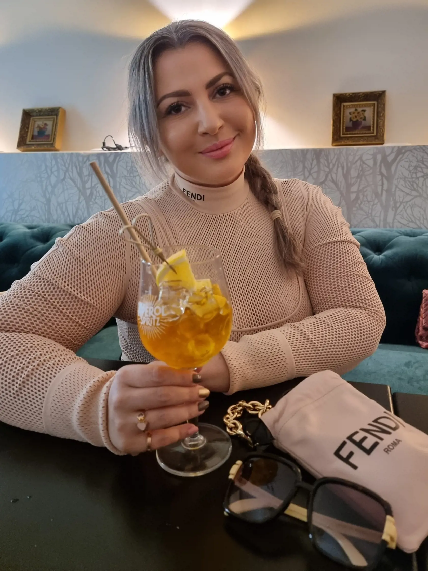 Štylistka vyčíta prezidentke výber kabelky. Radila by jej "mladistvejší tvar".