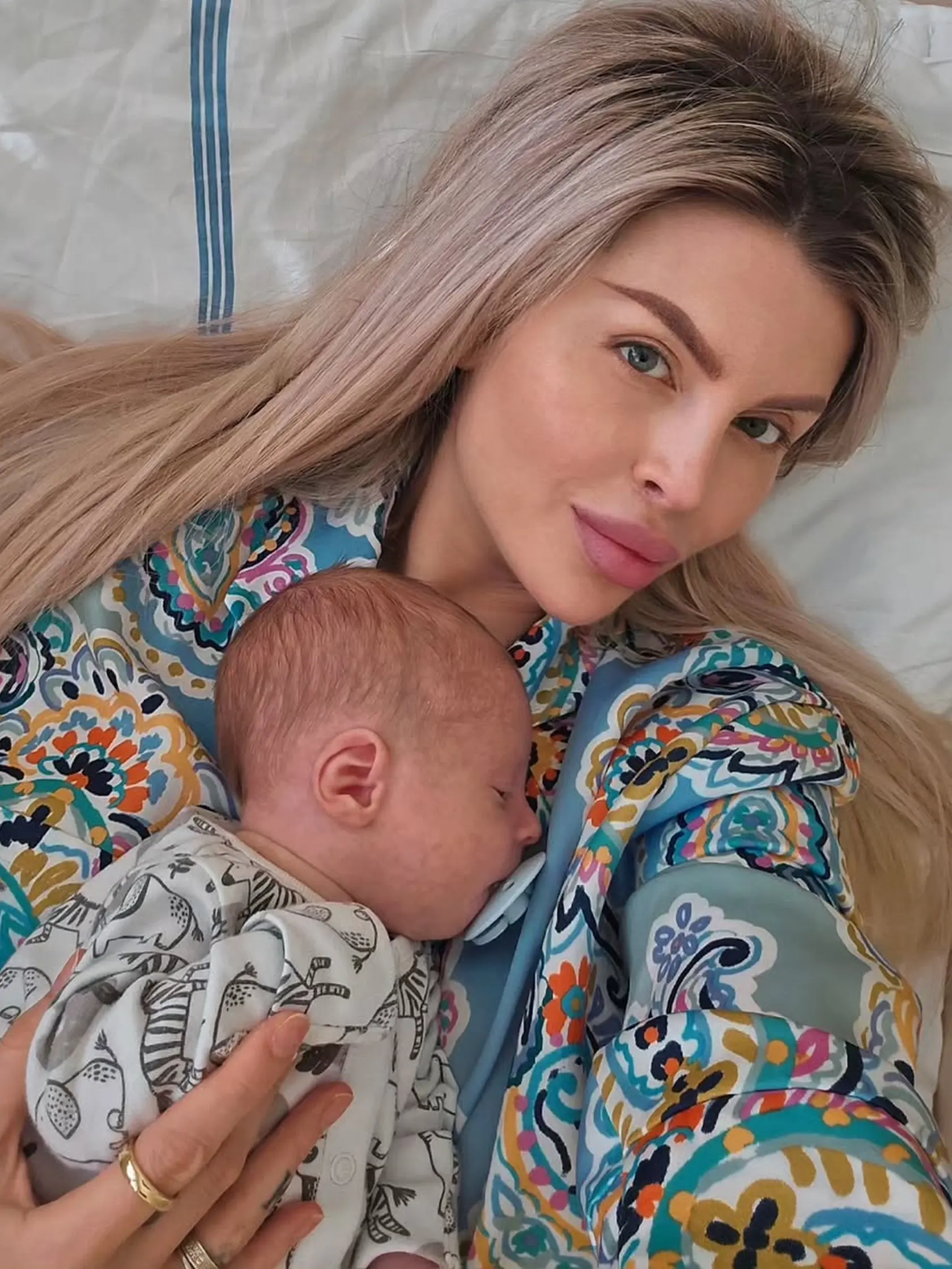Lela so synom v nemocnici.