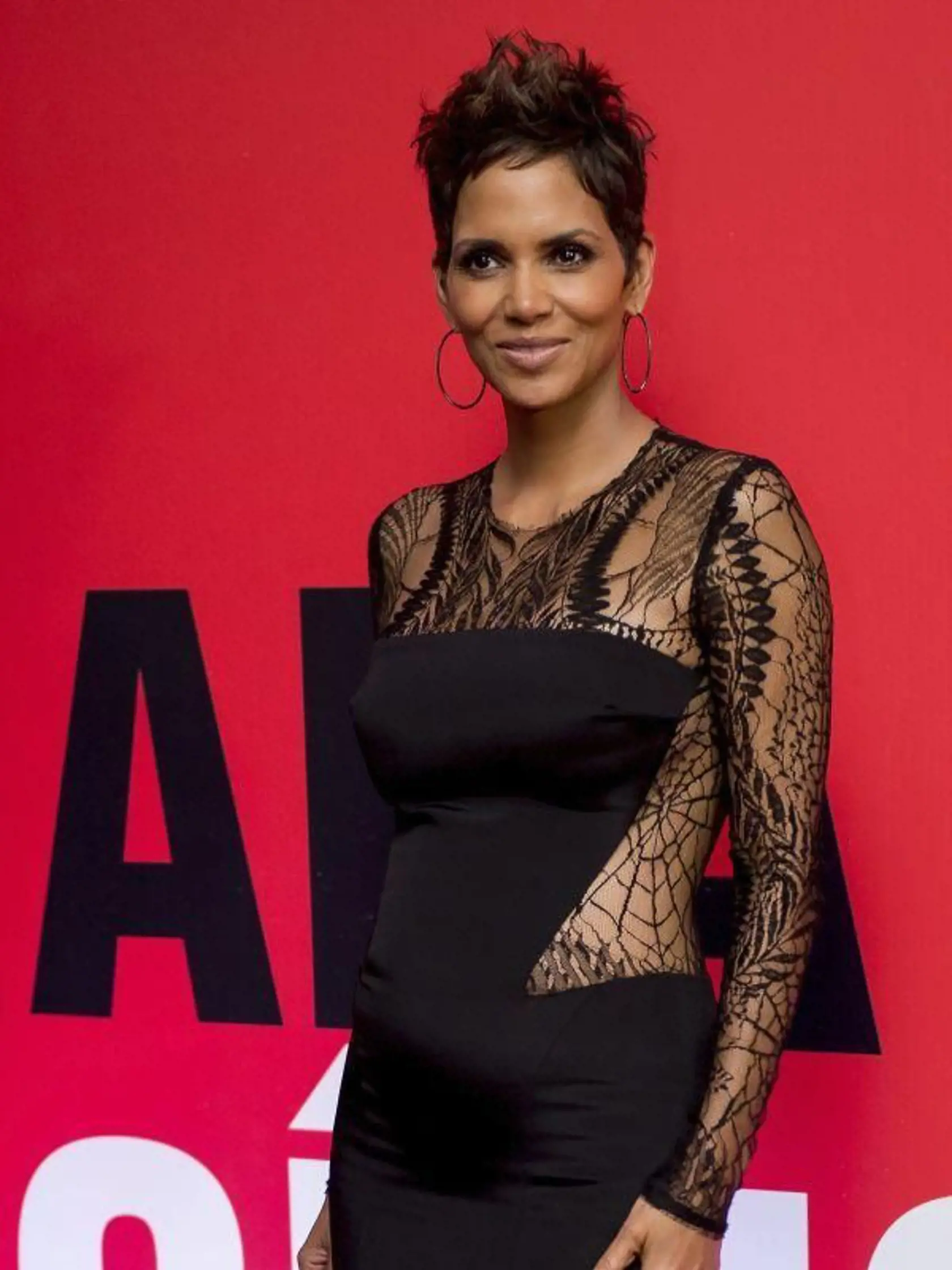 Halle Berry hrdo vystavuje svoje tehotenstvo