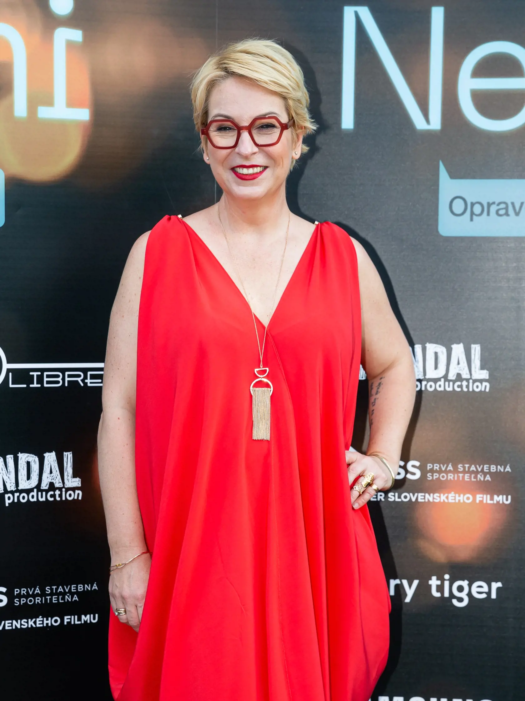 Producentka filmu Wanda Adamík Hrycová stavila na červené šaty a bola neprehliadnuteľná.