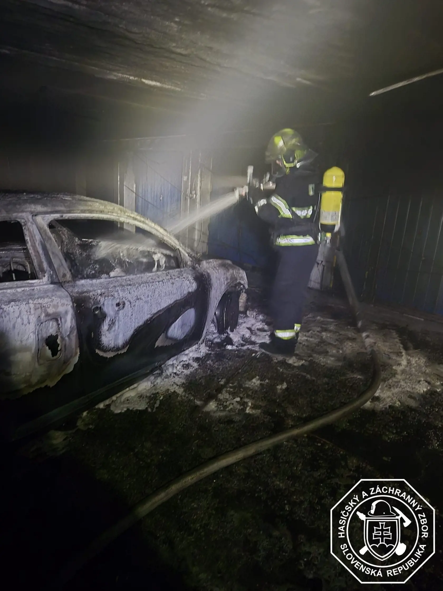 V stredu 5. marca bol krátko pred 20.30 hod. ohlásený požiar osobného motorového vozidla v päťposchodovom garážovom dome na Beniakovej ulici v Bratislave (mestská časť Karlova Ves).