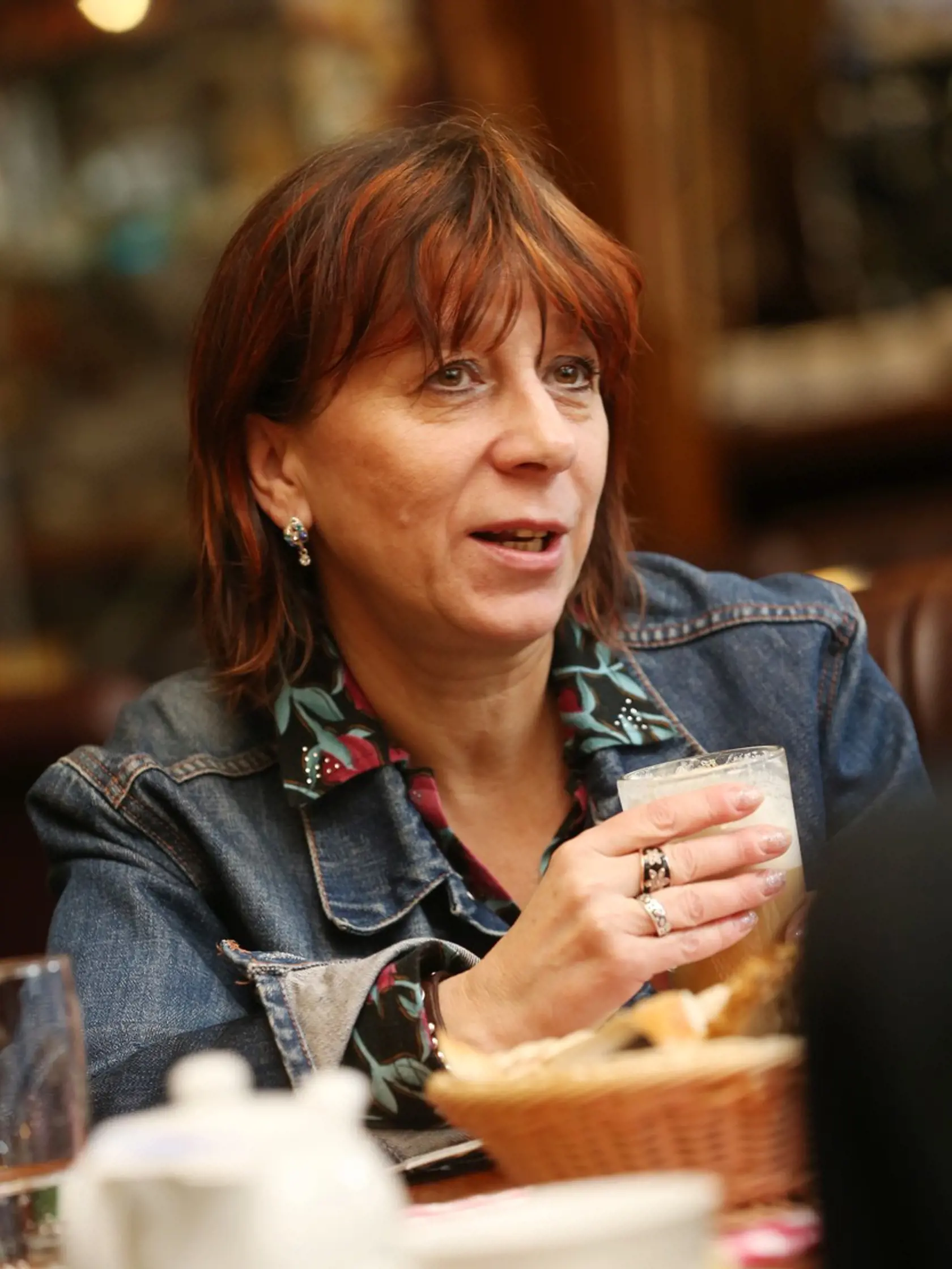 Herečka Fišerová si zahrala knihovníkovú pomocníčku.