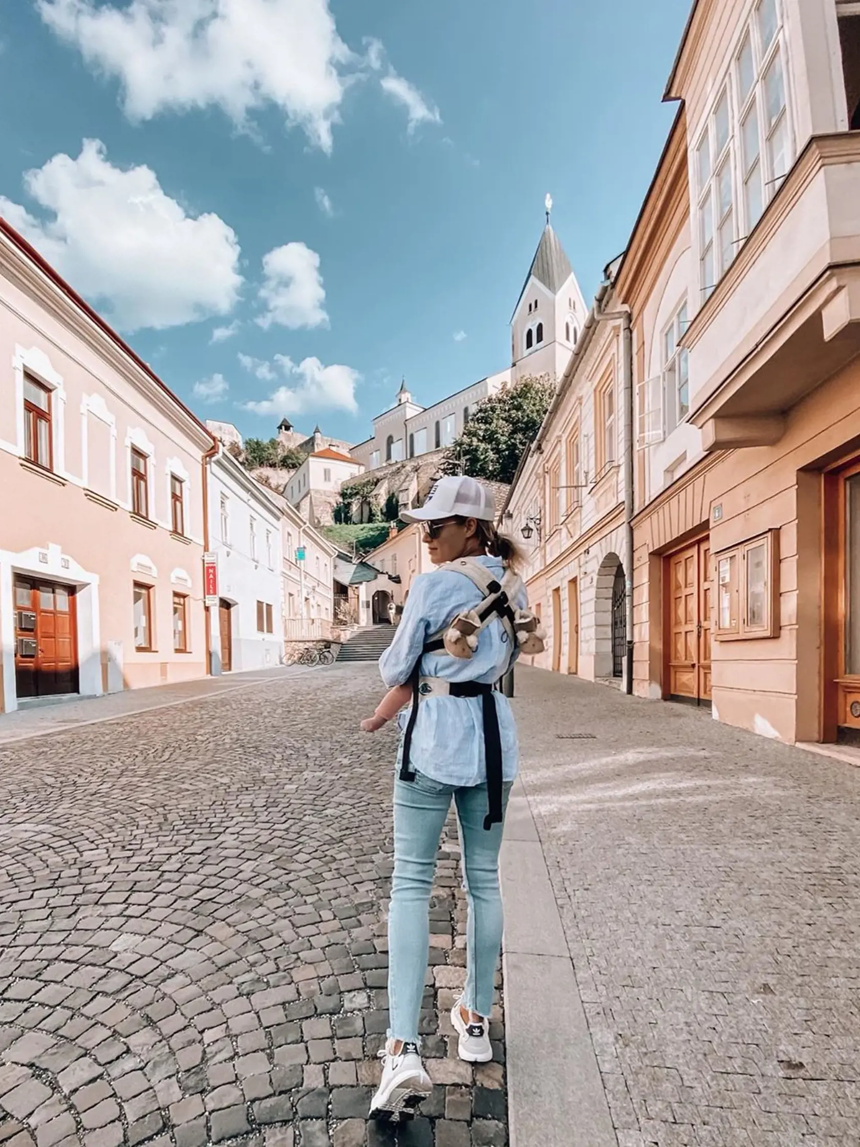 Tanečnica Ivana Gáborík je od mája mamou a zrejme aj tomu pri prechádzke s dcérkou prispôsobila svoj športový outfit na prvé jesenné dni.