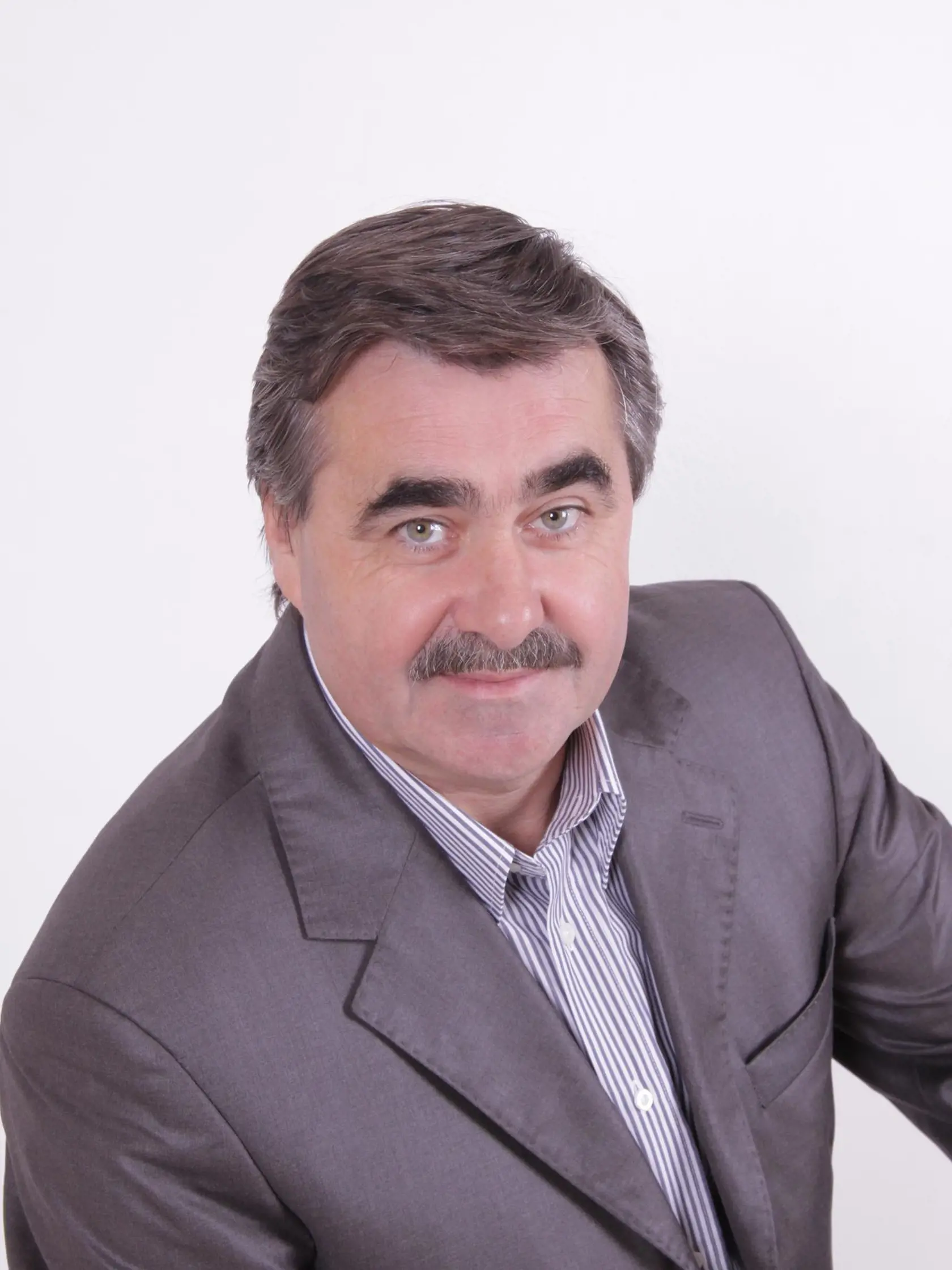 Poslanec MsZ za mestskú časť Dražovce Pavel Varga zostal po rómskej oslave v šoku. "Fotky sú len slabý odvar z toho, ako to tam naozaj po víkende vyzeralo. "