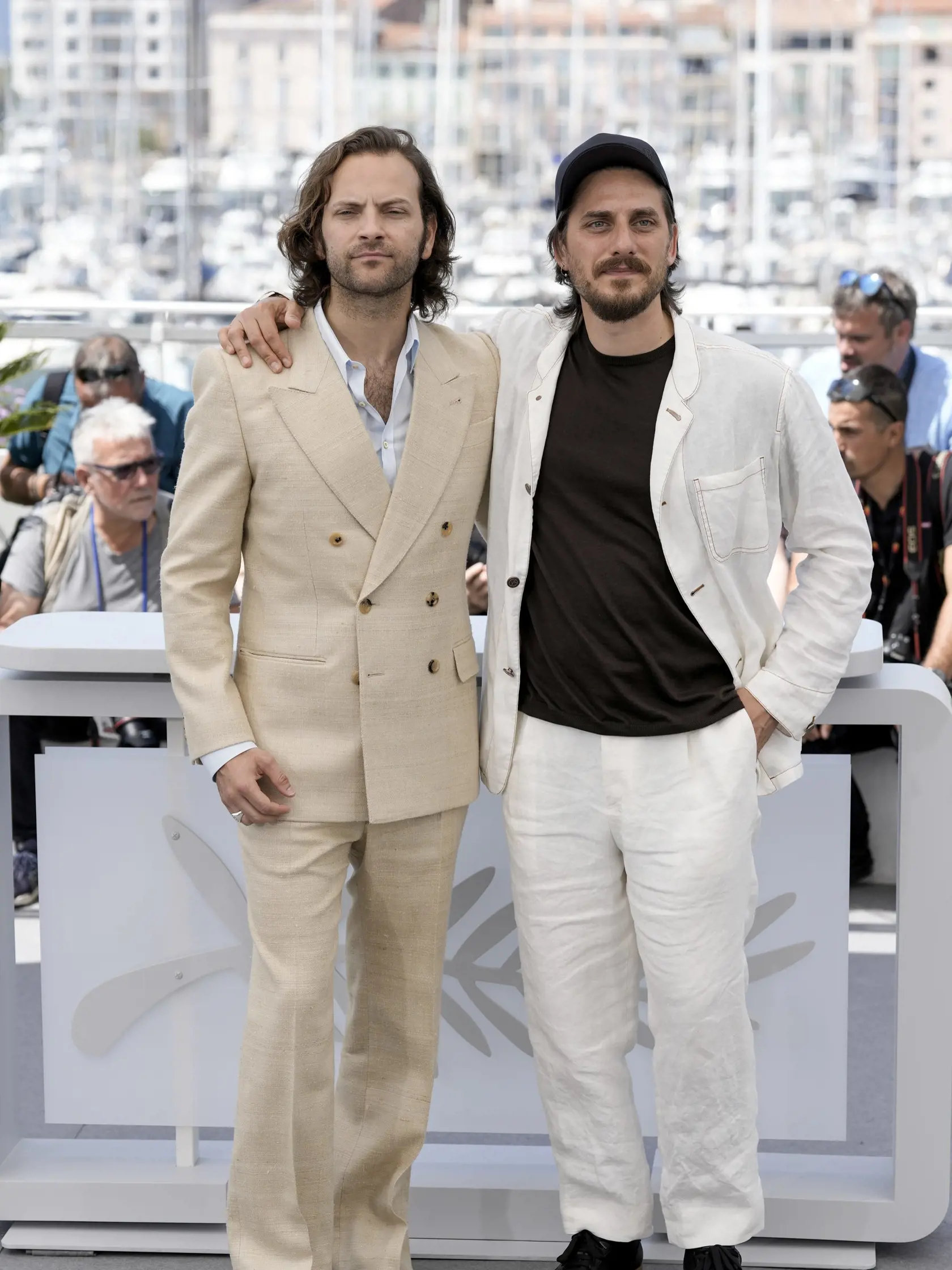JB 32 Cannes - Herci Luca Marinelli (vľavo) a Alessandro Borghi pózujú fotografom počas fototermínu k filmu 'The Eight Mountains' na 75. ročníku Medzinárodného filmového festivalu v Cannes 19. mája 2022. FOTO TASR/AP