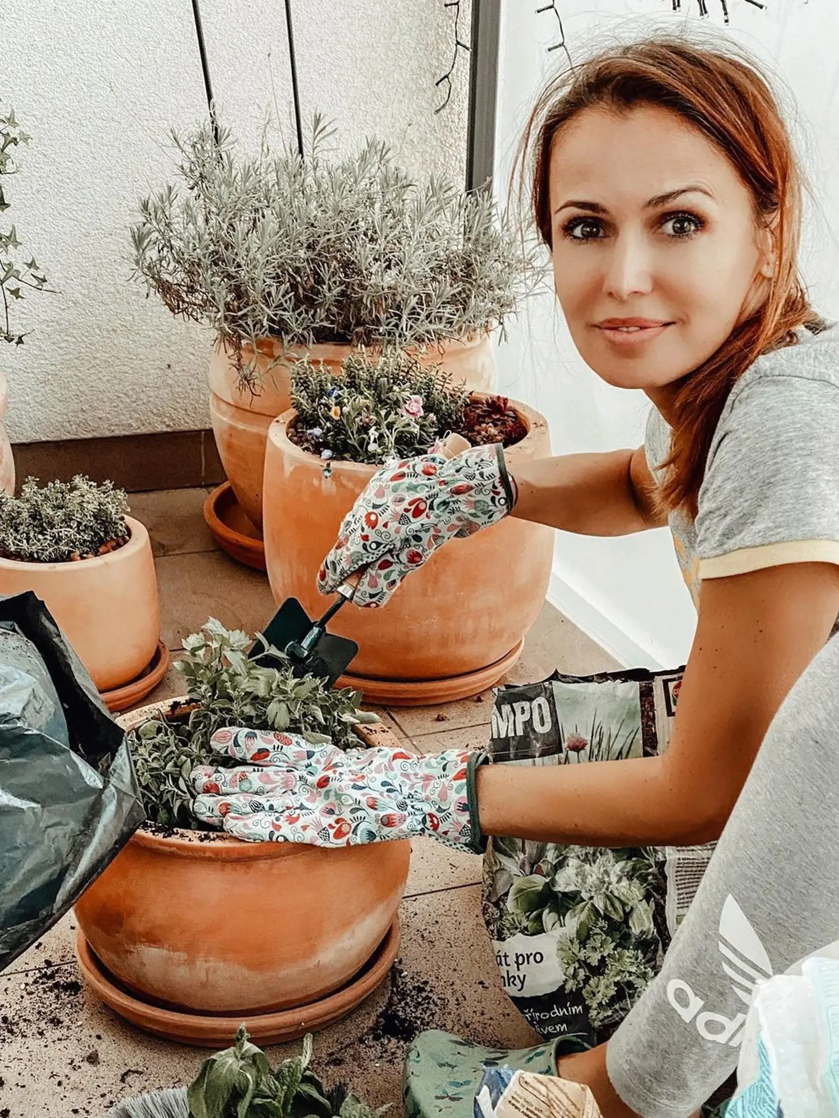 V lete rada trávi čas na balkóne.