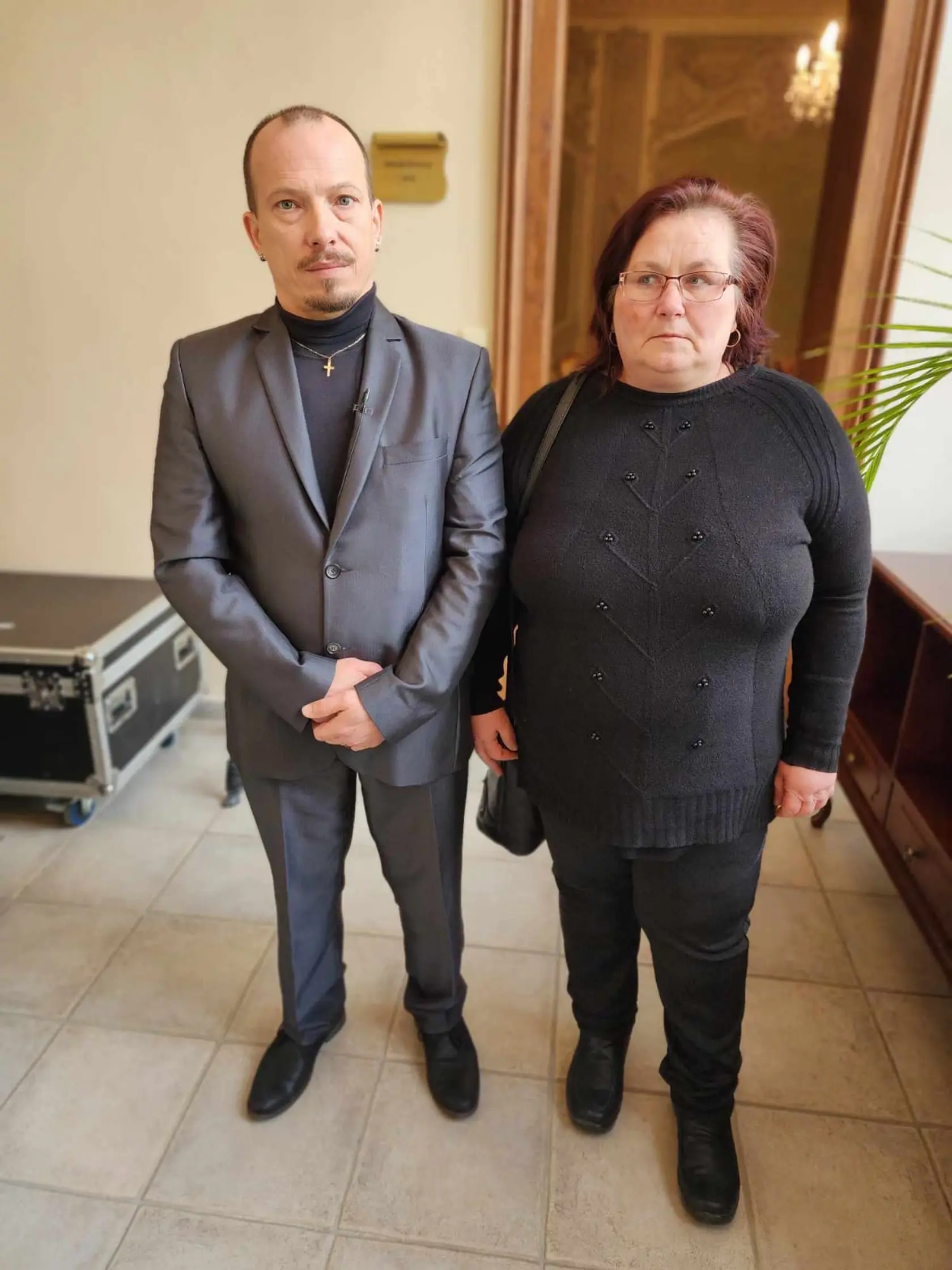 Rodičia Romana dokončili náhrobok a veria, že niekto konečne ponesie zodpovednosť za smrť ich syna. 