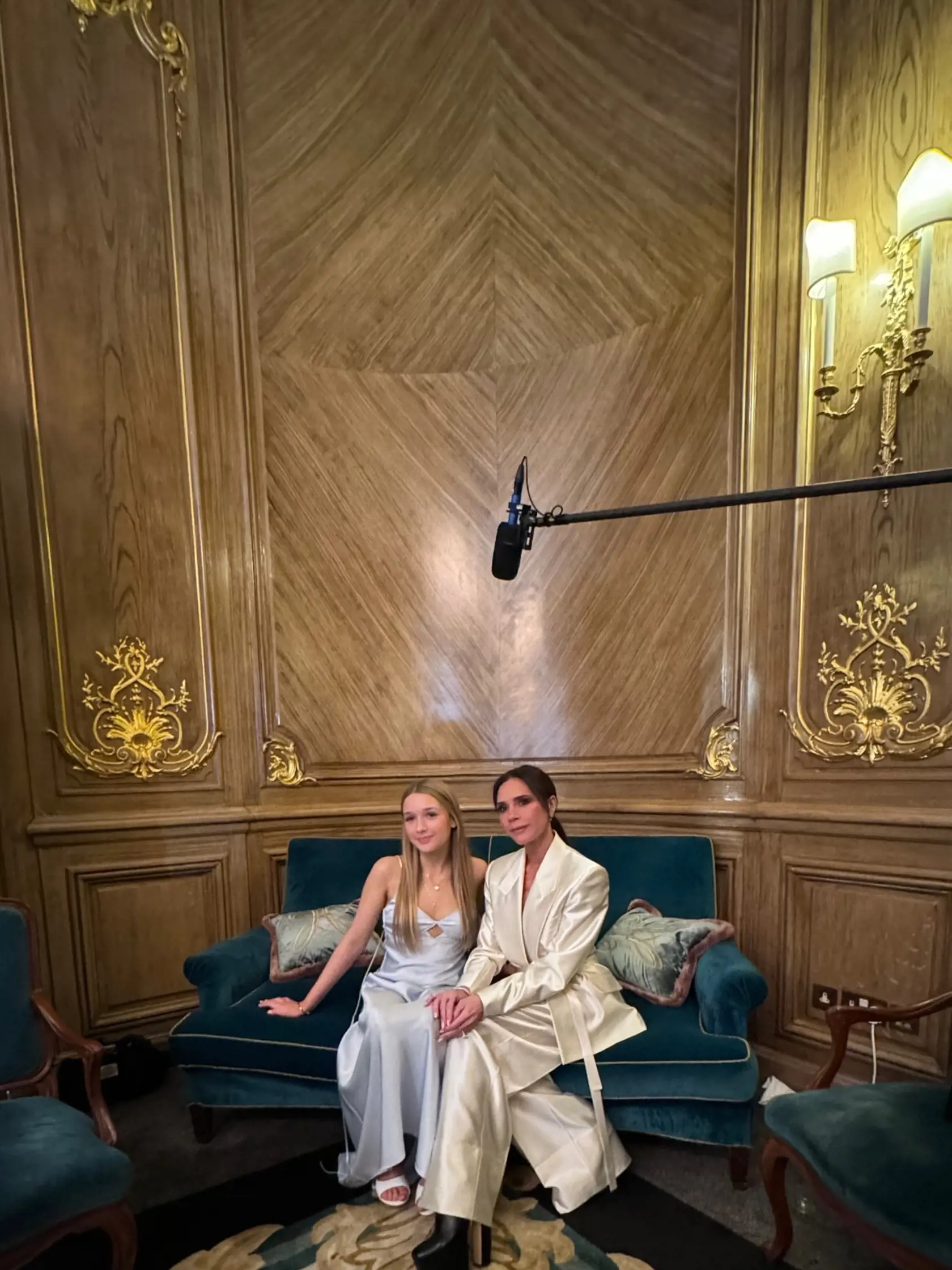 Victoria Beckham získala cenu pre podnikateľku roka. Odovzdala jej ju dcéra Harper. Módna návrhárka vyzerala typicky štýlovo v elegantnom hodvábnom nohavicovom kostýme slonovinovej farby. Harper mala na sebe svetlomodré saténové šaty. 